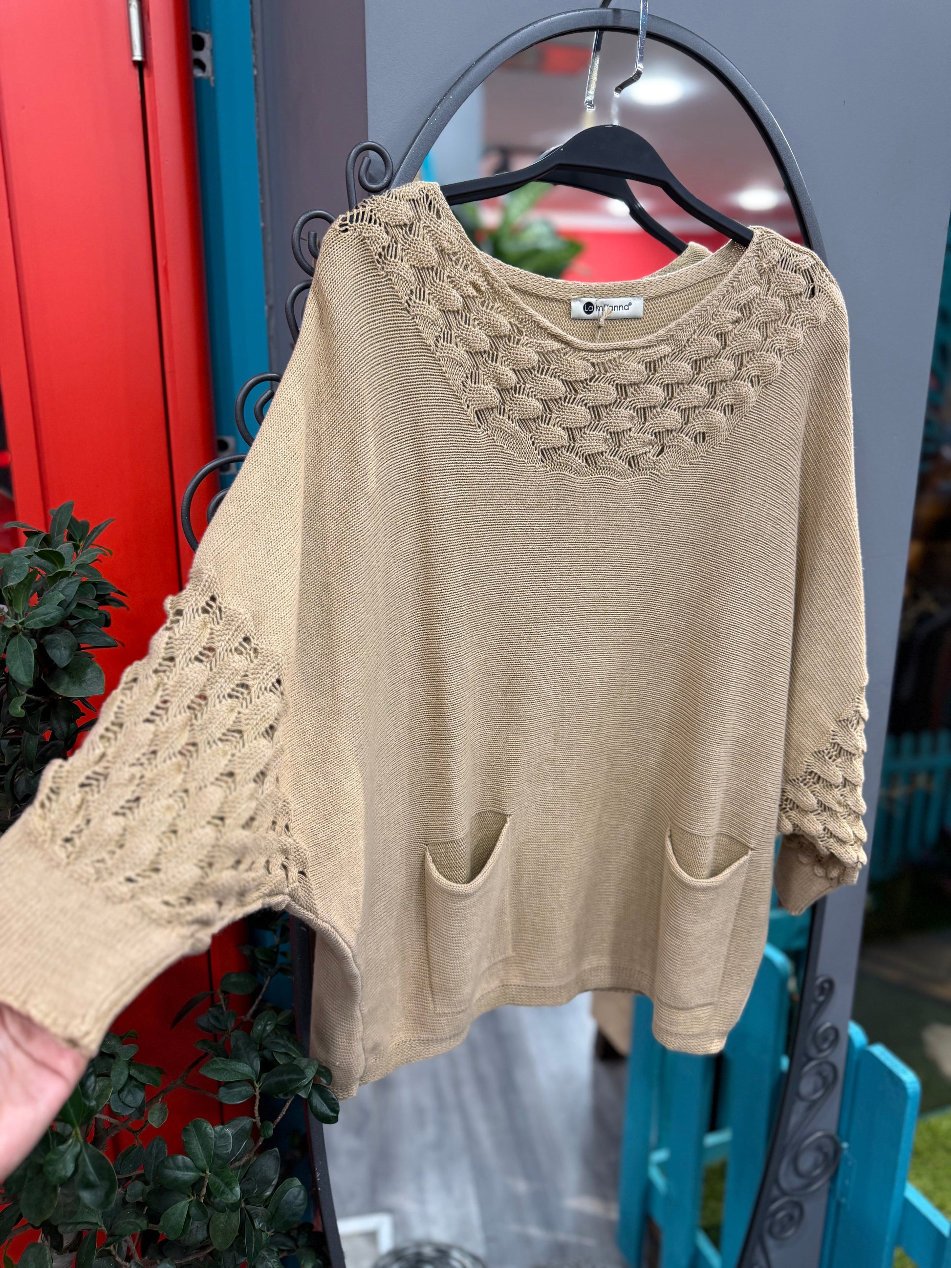 Açık Kahve Cep Detaylı Ajurlu Yaka Triko Kazak Giyim > Üst Giyim > Kazak & Hırka > Kazak butik bohem giyim – Yılday Gür Butik Üsküdar Emaar