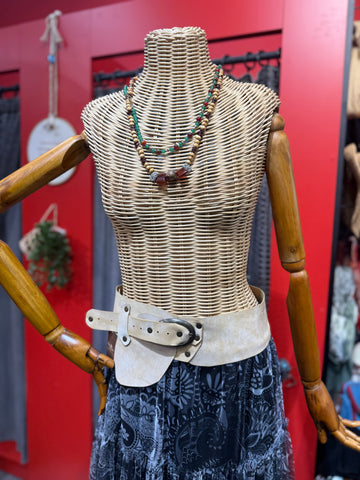 Agatha Deri Kemer | Kum Rengi Hakiki Deri El Yapımı Bel Kemer Aksesuar > Kemer butik bohem giyim – Yılday Gür Butik Üsküdar Emaar