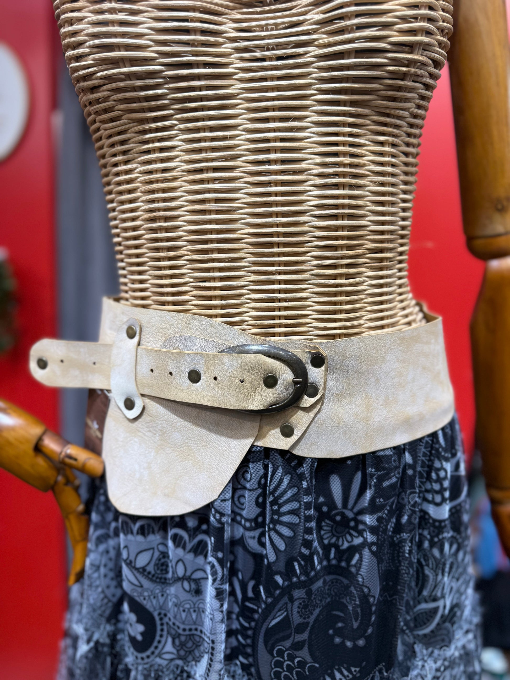 Agatha Deri Kemer | Kum Rengi Hakiki Deri El Yapımı Bel Kemer Aksesuar > Kemer butik bohem giyim – Yılday Gür Butik Üsküdar Emaar