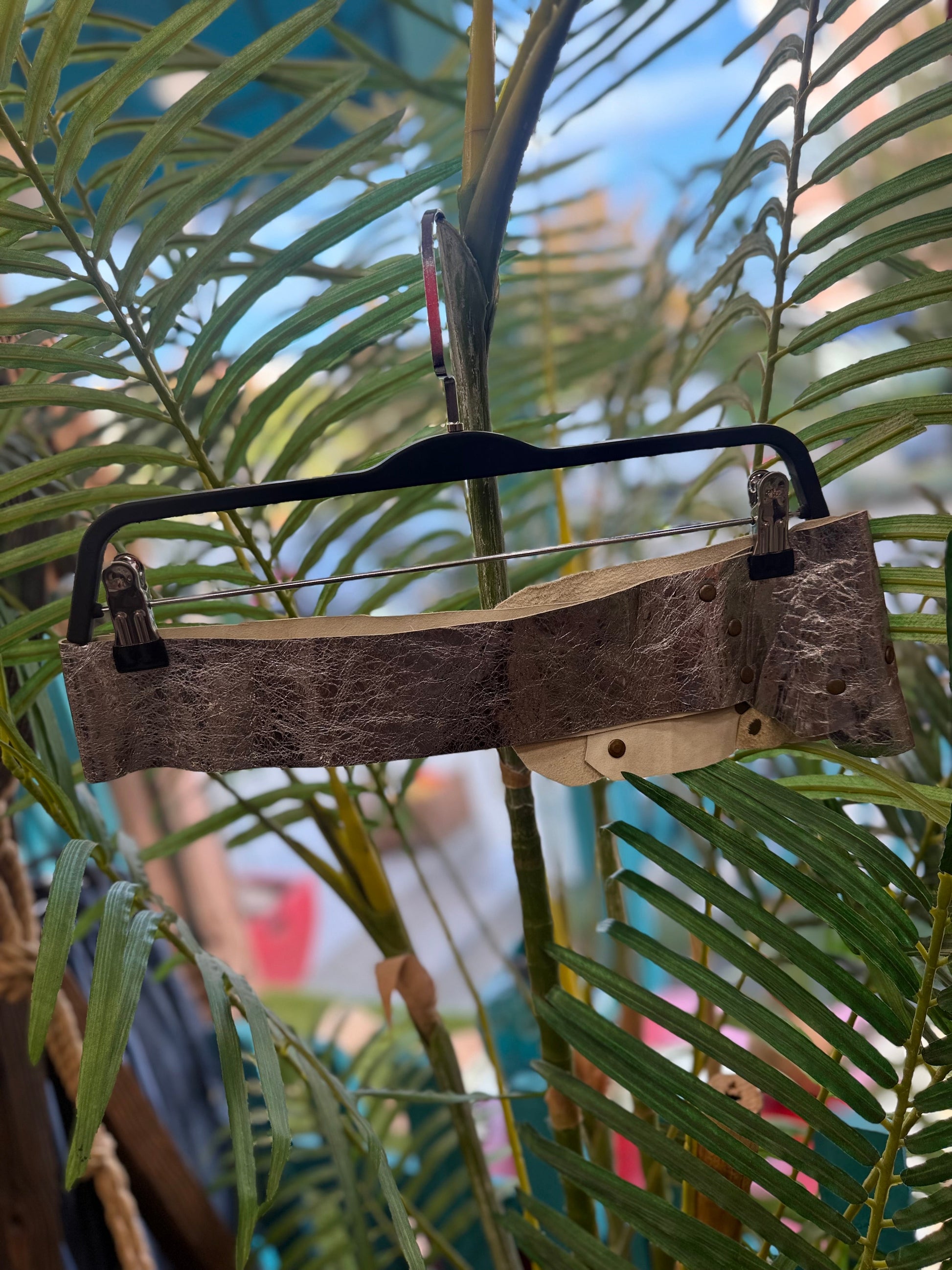 Amara Deri Kemer | Metal Stud Detaylı El Yapımı Bohem Tasarım Aksesuar > Kemer butik bohem giyim – Yılday Gür Butik Üsküdar Emaar