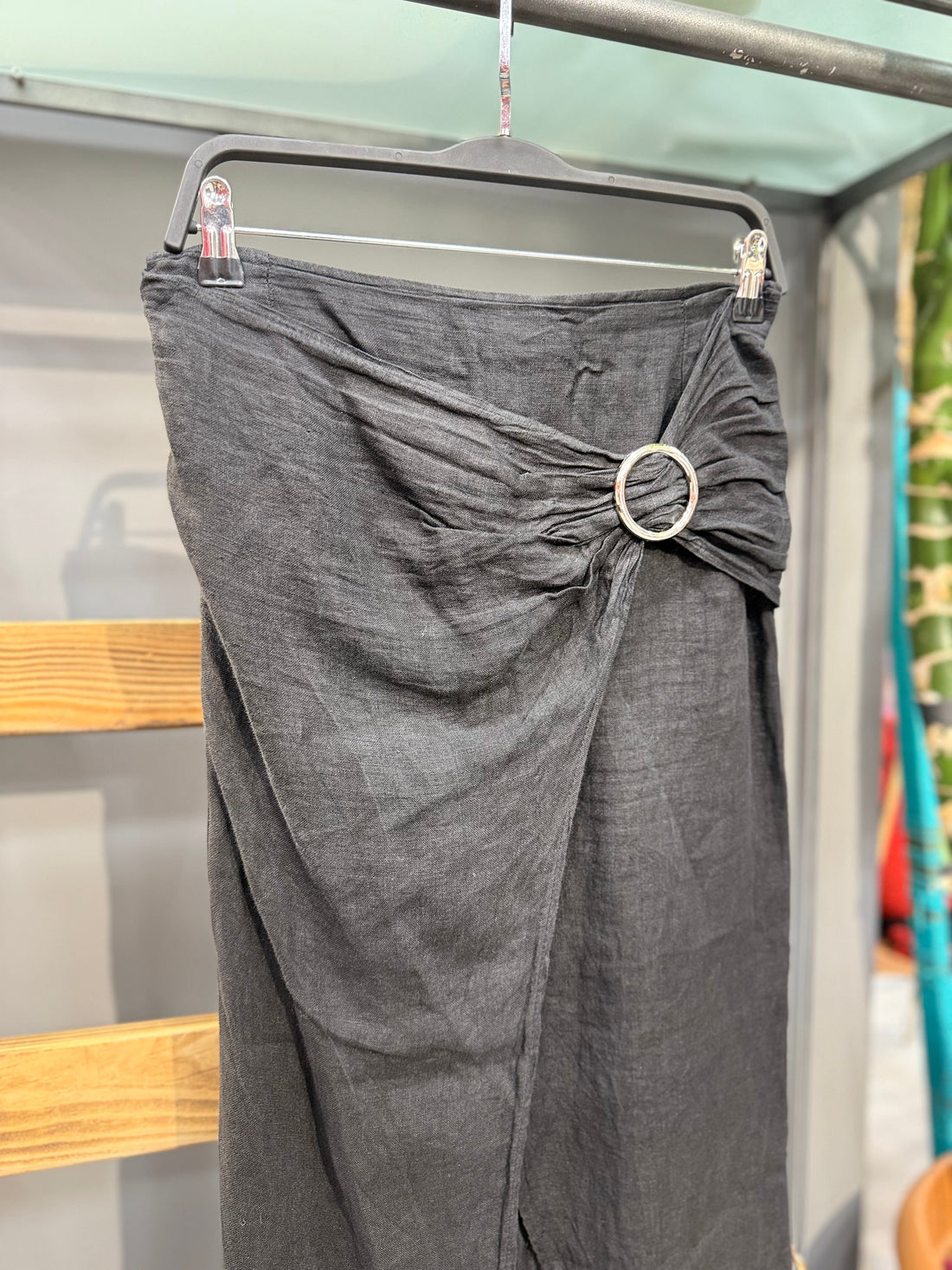 Asimetrik Yırtmaçlı Siyah Keten Etek - Metalik Toka Detaylı Tasarım Etek butik bohem giyim – Yılday Gür Butik Üsküdar Emaar