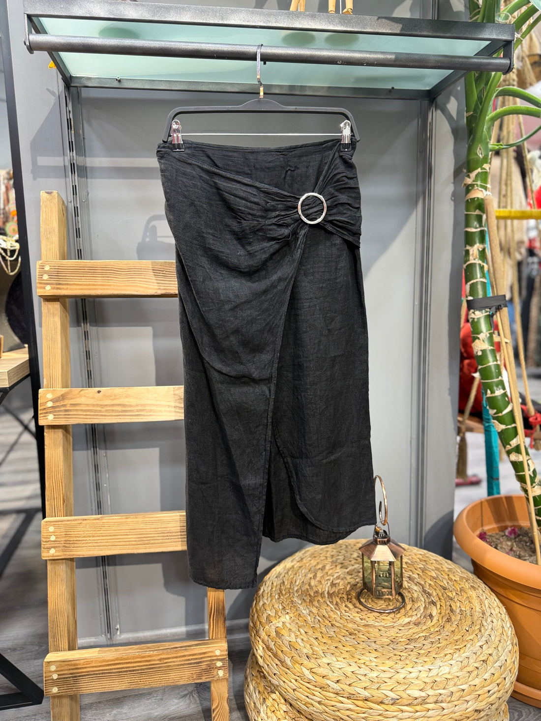 Asimetrik Yırtmaçlı Siyah Keten Etek - Metalik Toka Detaylı Tasarım Etek butik bohem giyim – Yılday Gür Butik Üsküdar Emaar