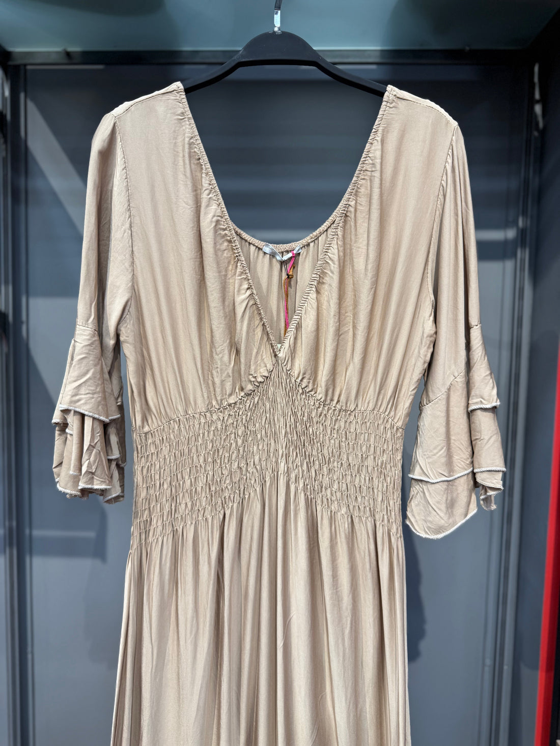 Bej V Yaka Beli Lastikli Bohem Uzun Elbise - İtalyan İpek Saten Giyim > Elbise butik bohem giyim – Yılday Gür Butik Üsküdar Emaar