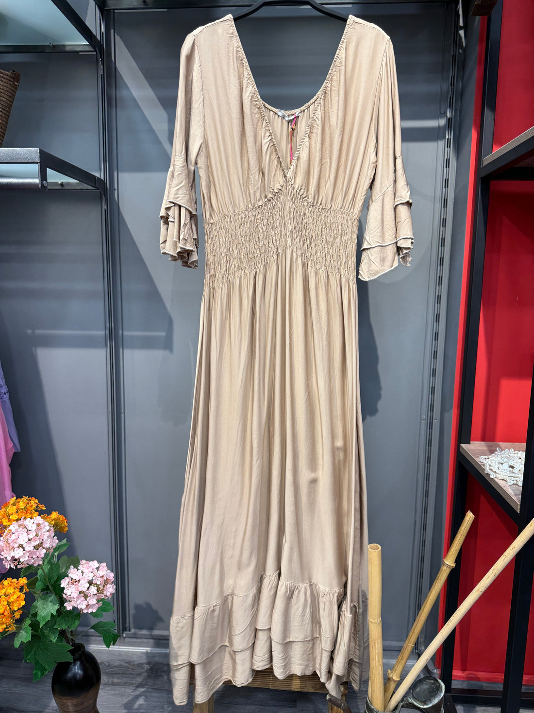 Bej V Yaka Beli Lastikli Bohem Uzun Elbise - İtalyan İpek Saten Giyim > Elbise butik bohem giyim – Yılday Gür Butik Üsküdar Emaar