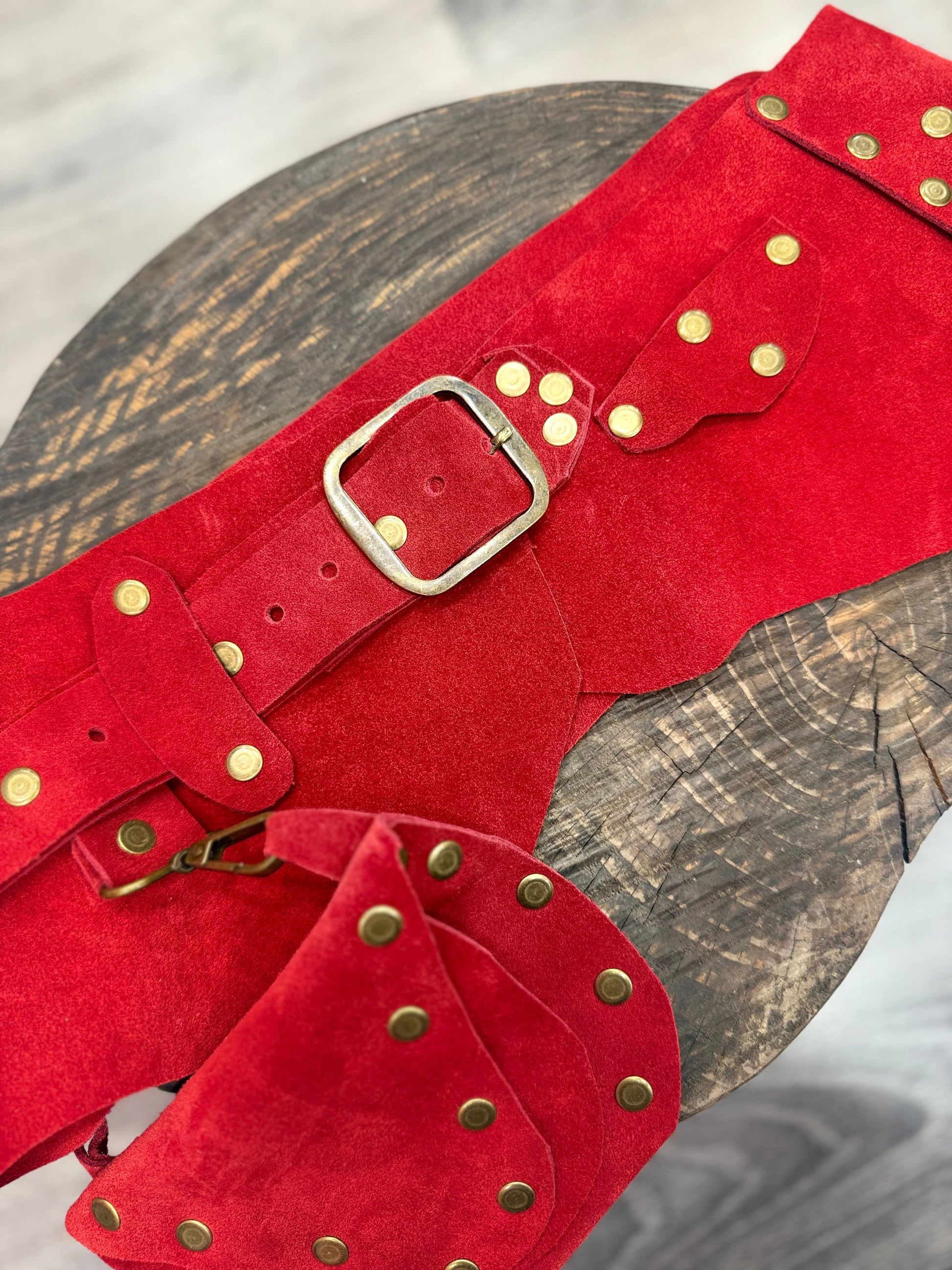 Benedict Cepli Kırmızı Deri El Yapımı Kemer Aksesuar > Kemer butik bohem giyim – Yılday Gür Butik Üsküdar Emaar