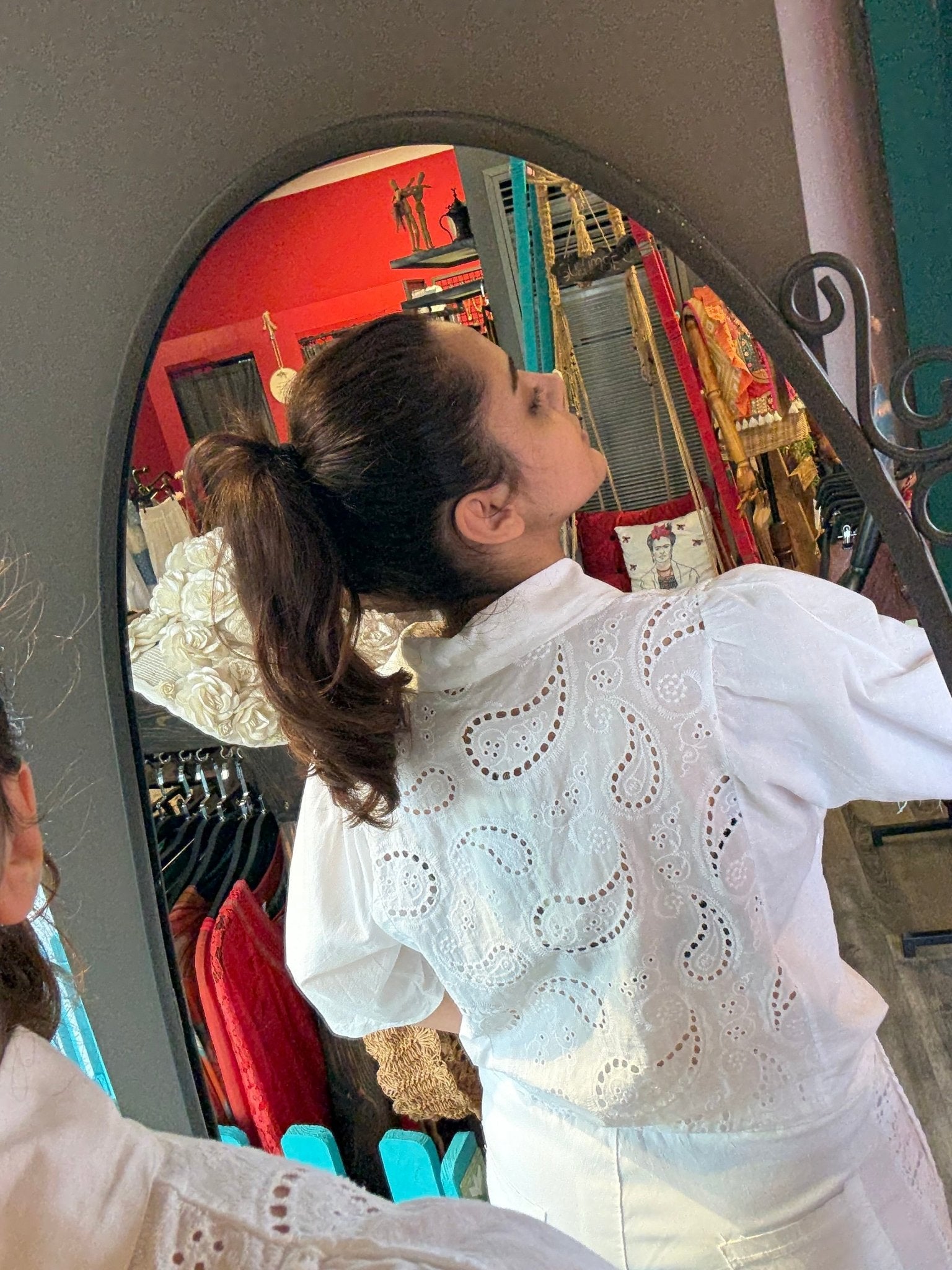 Beyaz Fisto Detaylı Kadın Gömlek – Bohem ve Zarif Tasarım butik bohem giyim – Yılday Gür Butik Üsküdar Emaar