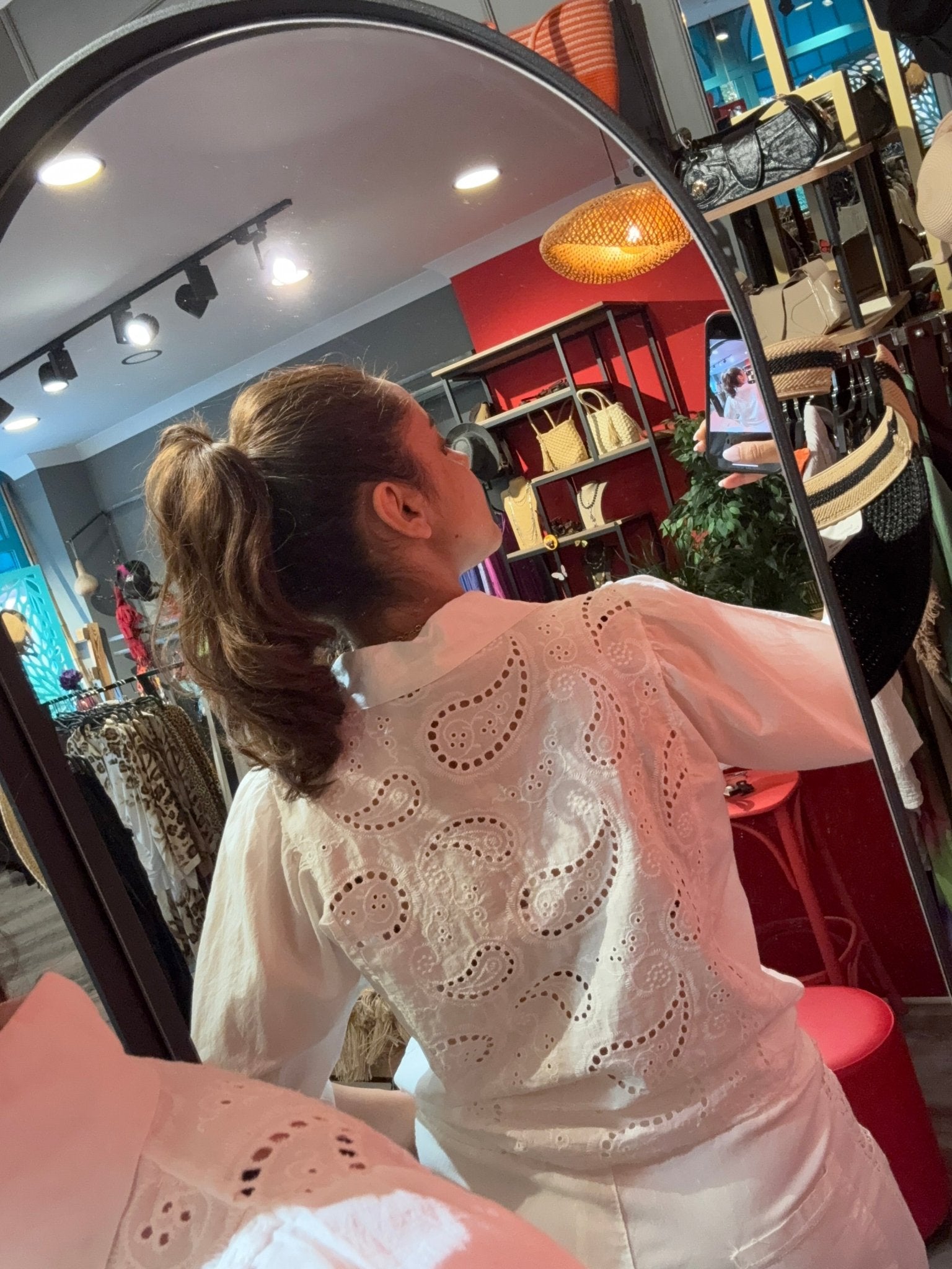 Beyaz Fisto Detaylı Kadın Gömlek – Bohem ve Zarif Tasarım butik bohem giyim – Yılday Gür Butik Üsküdar Emaar