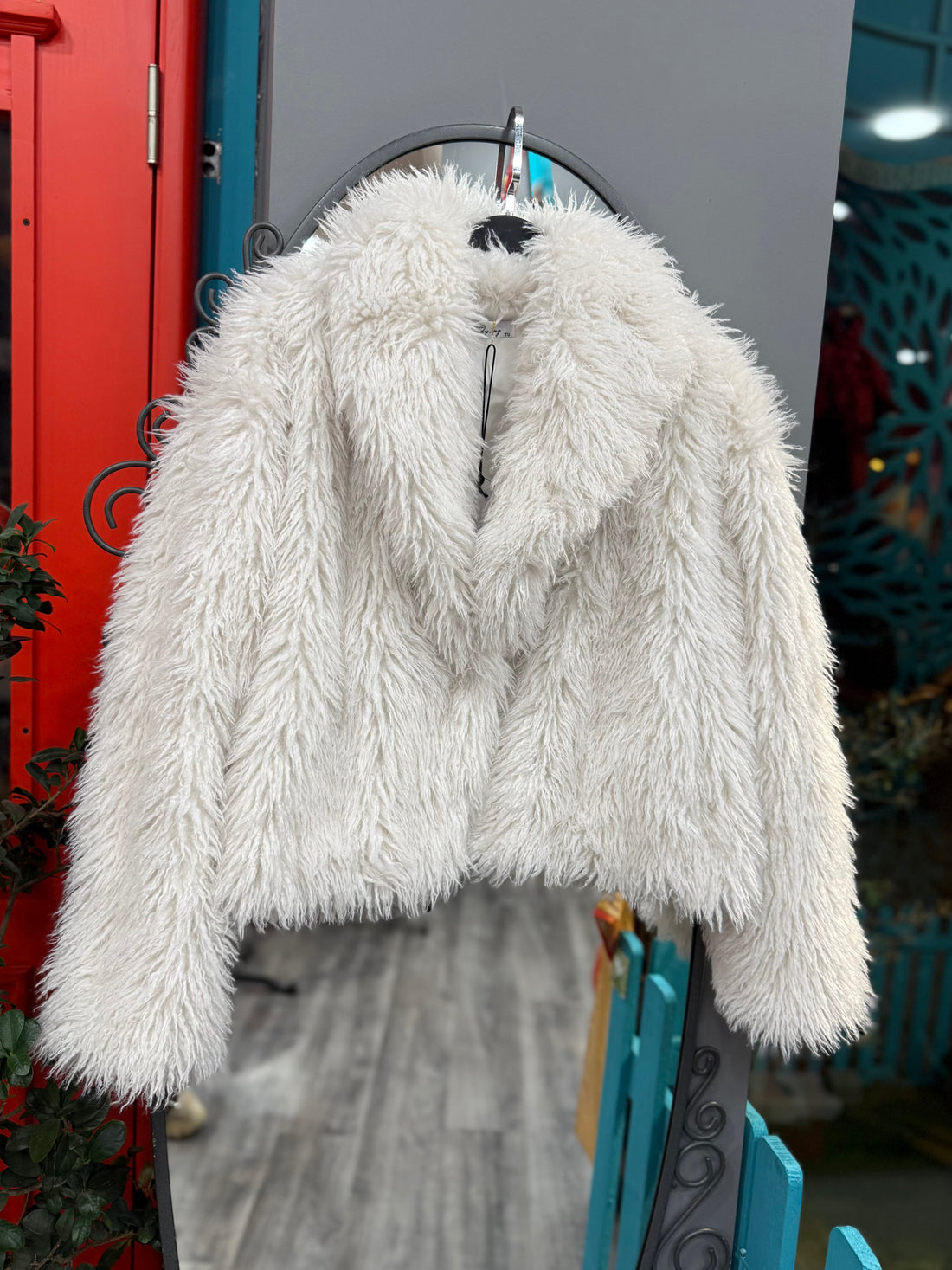 Beyaz Peluş Kürk - Kısa Kesim Geniş Yaka Kar Beyazı Lüks Ceket Giyim > Dış Giyim > Ceket & Yelek > Ceket butik bohem giyim – Yılday Gür Butik Üsküdar Emaar
