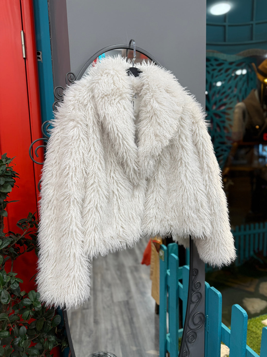 Beyaz Peluş Kürk - Kısa Kesim Geniş Yaka Kar Beyazı Lüks Ceket Giyim > Dış Giyim > Ceket & Yelek > Ceket butik bohem giyim – Yılday Gür Butik Üsküdar Emaar