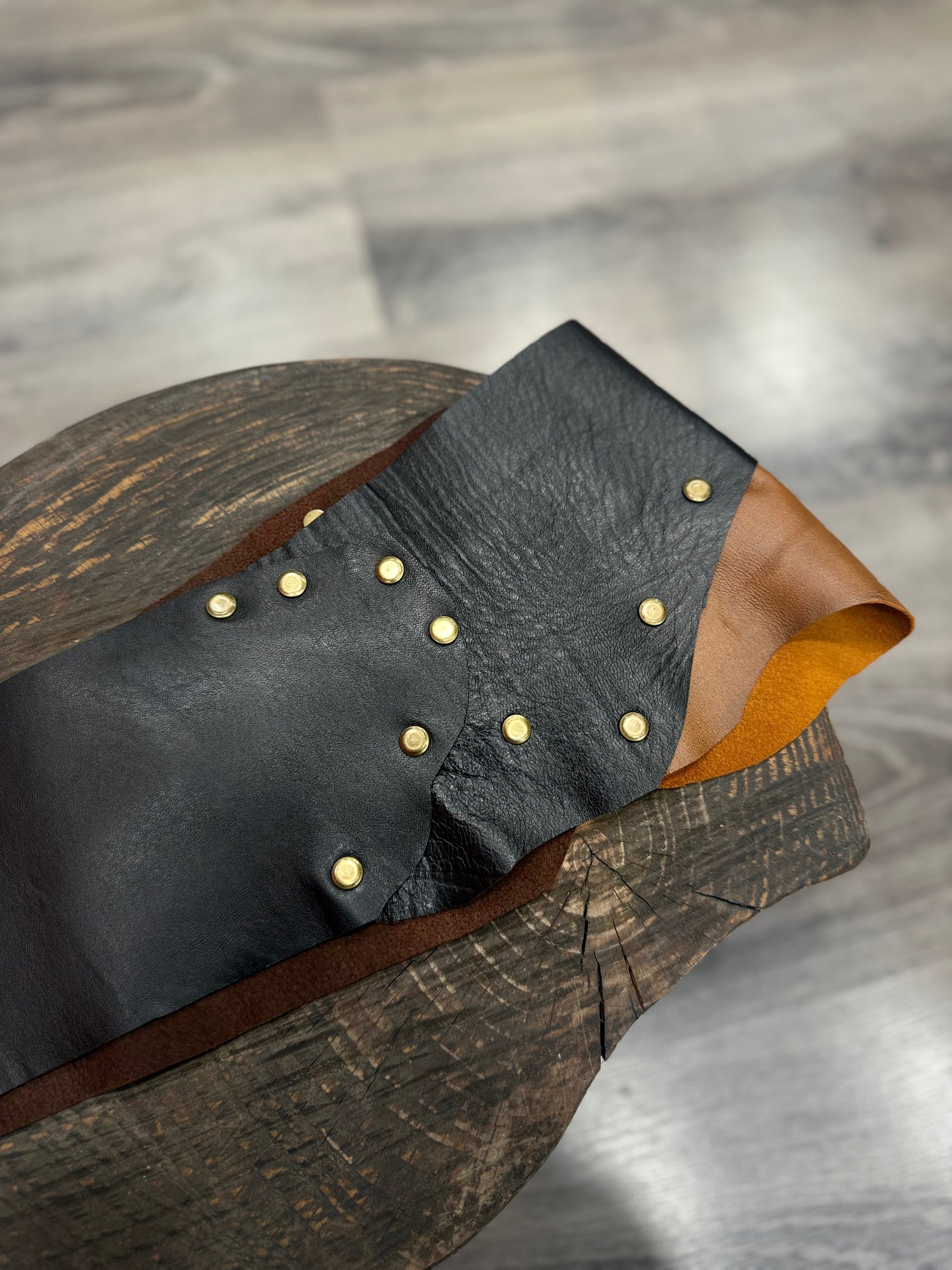 Boone Çift Renk Hakiki Deri El Yapımı Bohem Kemer – Siyah & Taba Aksesuar > Kemer butik bohem giyim – Yılday Gür Butik Üsküdar Emaar