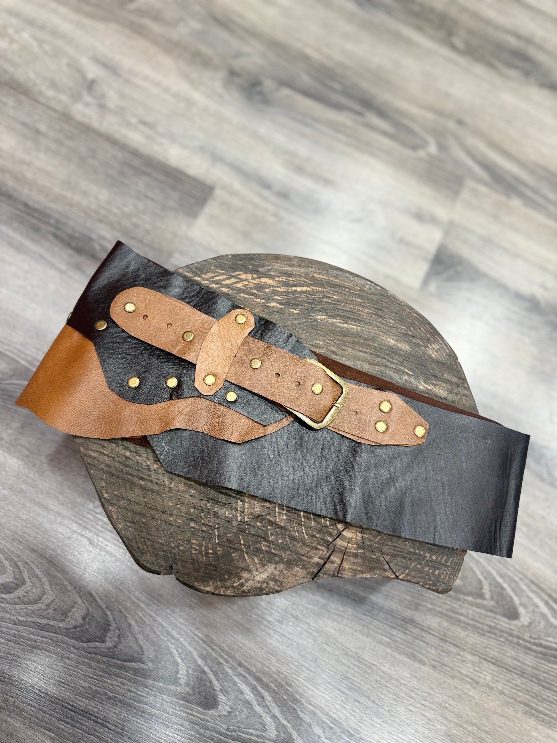 Boone Çift Renk Hakiki Deri El Yapımı Bohem Kemer – Siyah & Taba Aksesuar > Kemer butik bohem giyim – Yılday Gür Butik Üsküdar Emaar