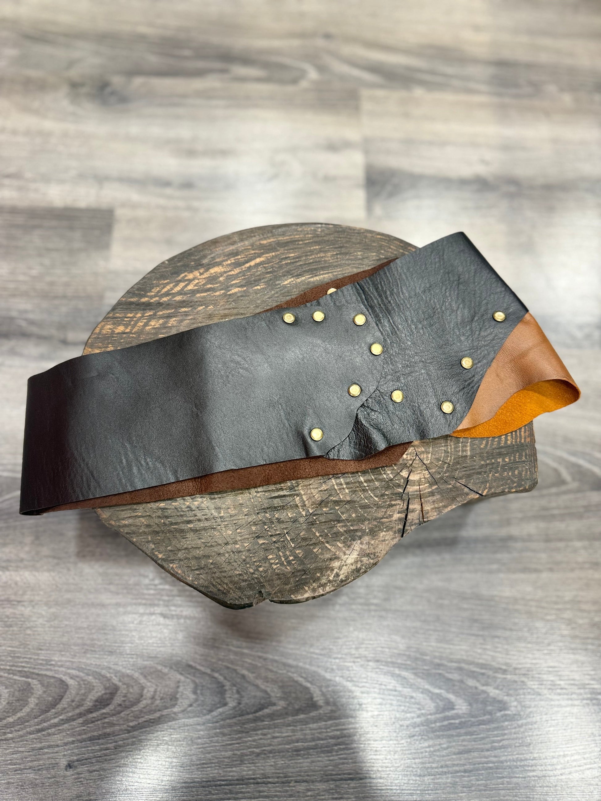 Boone Çift Renk Hakiki Deri El Yapımı Bohem Kemer – Siyah & Taba Aksesuar > Kemer butik bohem giyim – Yılday Gür Butik Üsküdar Emaar