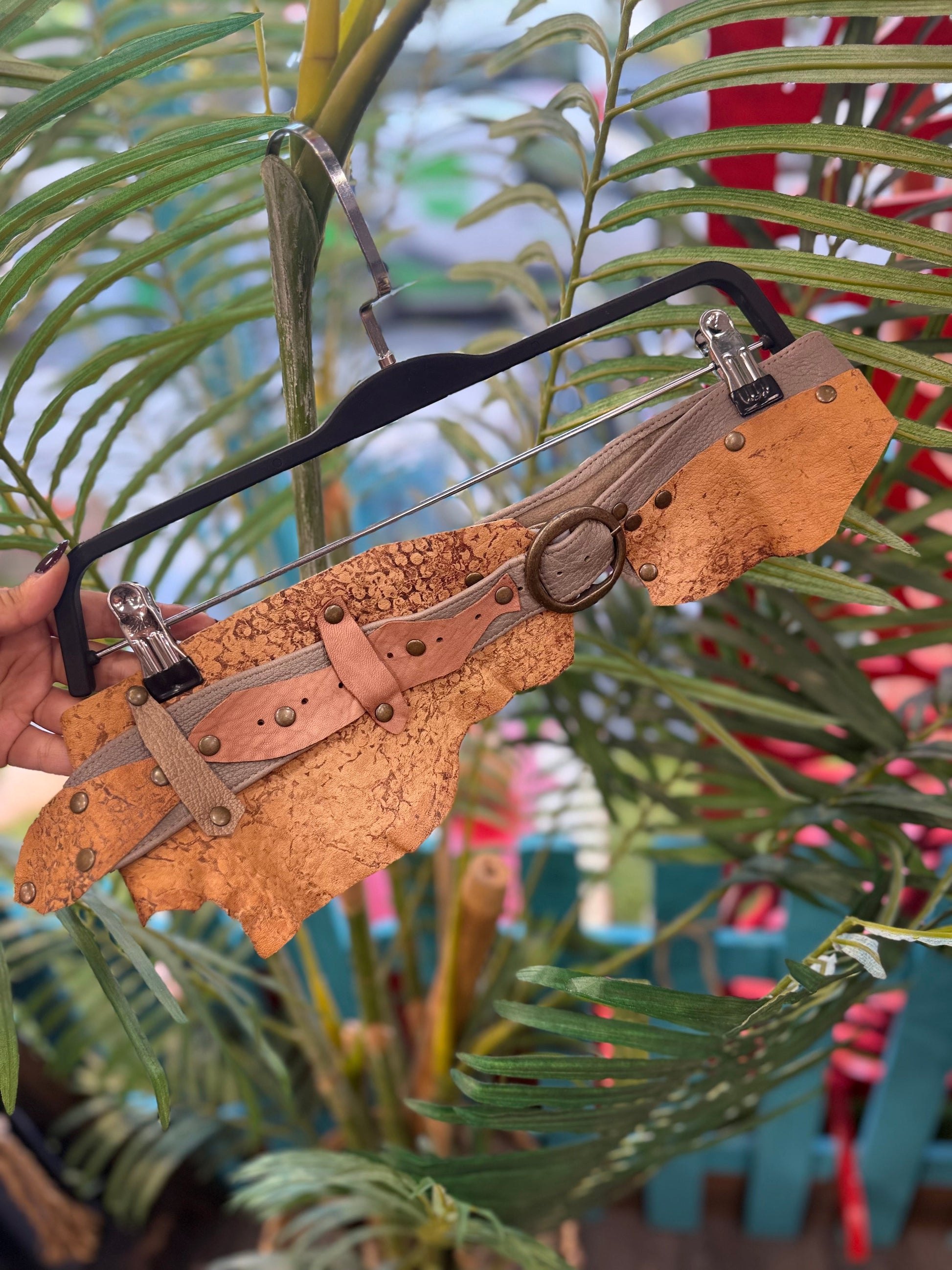 Bronwyn Deri Kemer | Doğal Ton El Yapımı Bohem Tasarım Aksesuar > Kemer butik bohem giyim – Yılday Gür Butik Üsküdar Emaar