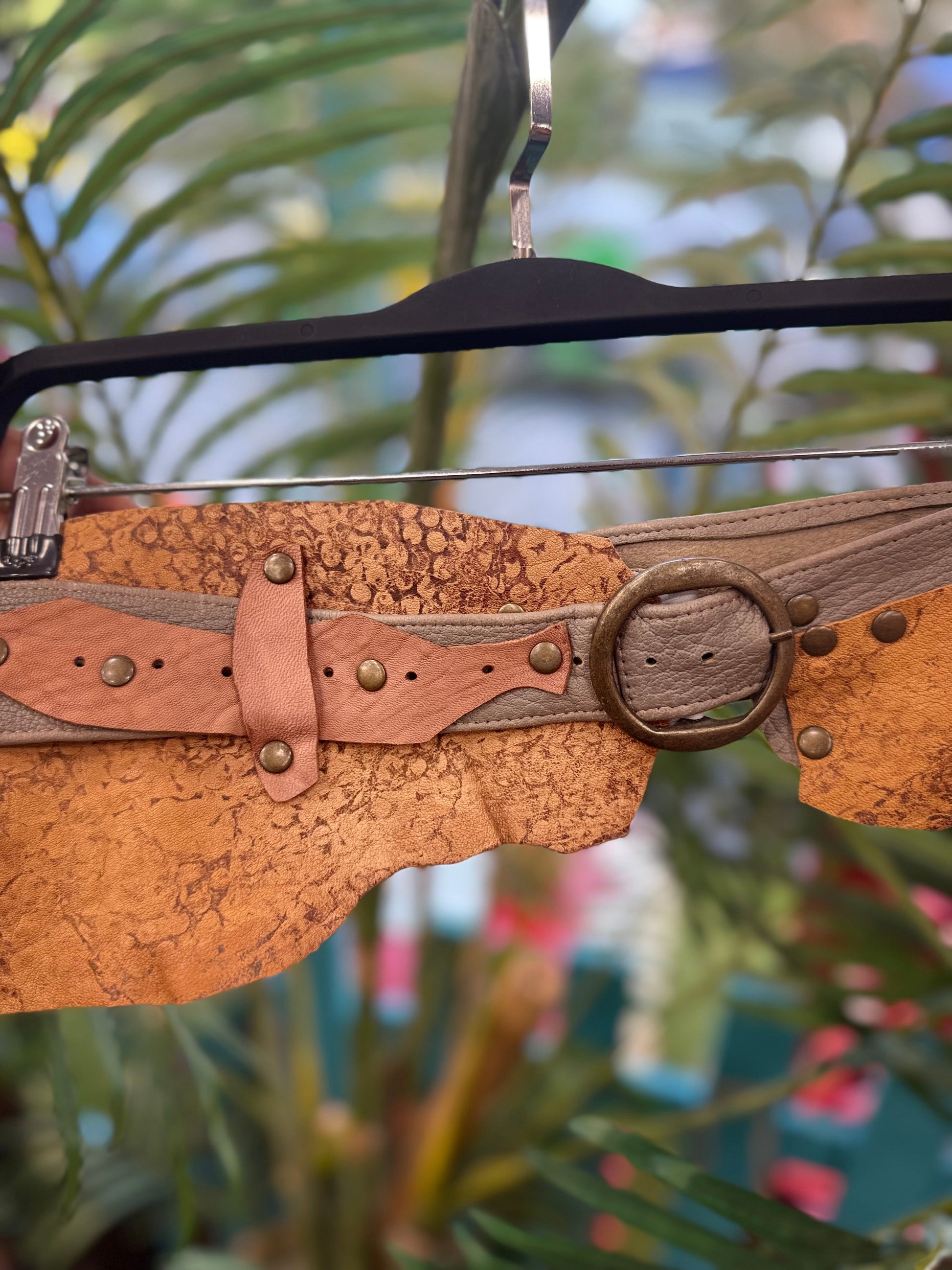 Bronwyn Deri Kemer | Doğal Ton El Yapımı Bohem Tasarım Aksesuar > Kemer butik bohem giyim – Yılday Gür Butik Üsküdar Emaar