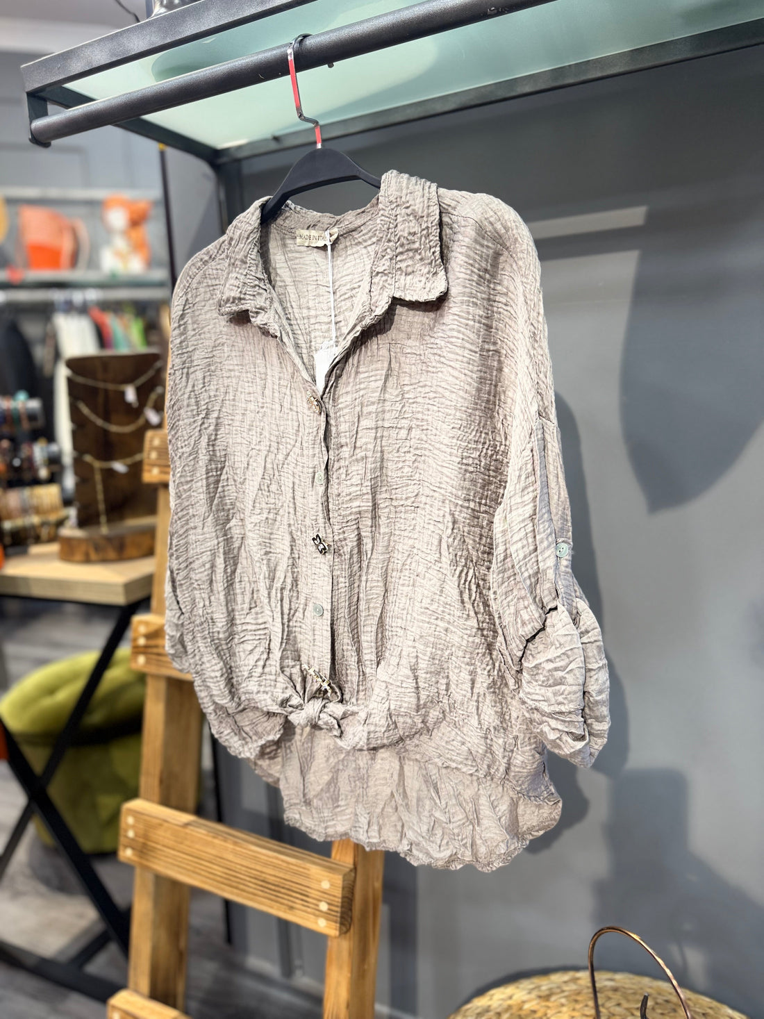 Broş Detaylı Kırışık Kumaş Gömlek - Taş Tonlu Rustik Tasarım Giyim > Üst Giyim > Gömlek butik bohem giyim – Yılday Gür Butik Üsküdar Emaar