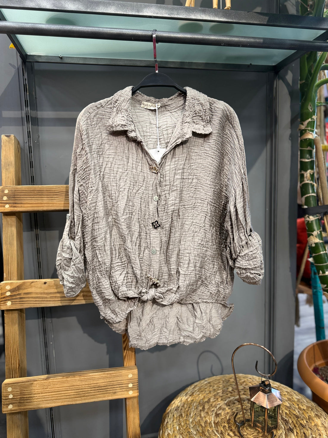 Broş Detaylı Kırışık Kumaş Gömlek - Taş Tonlu Rustik Tasarım Giyim > Üst Giyim > Gömlek butik bohem giyim – Yılday Gür Butik Üsküdar Emaar