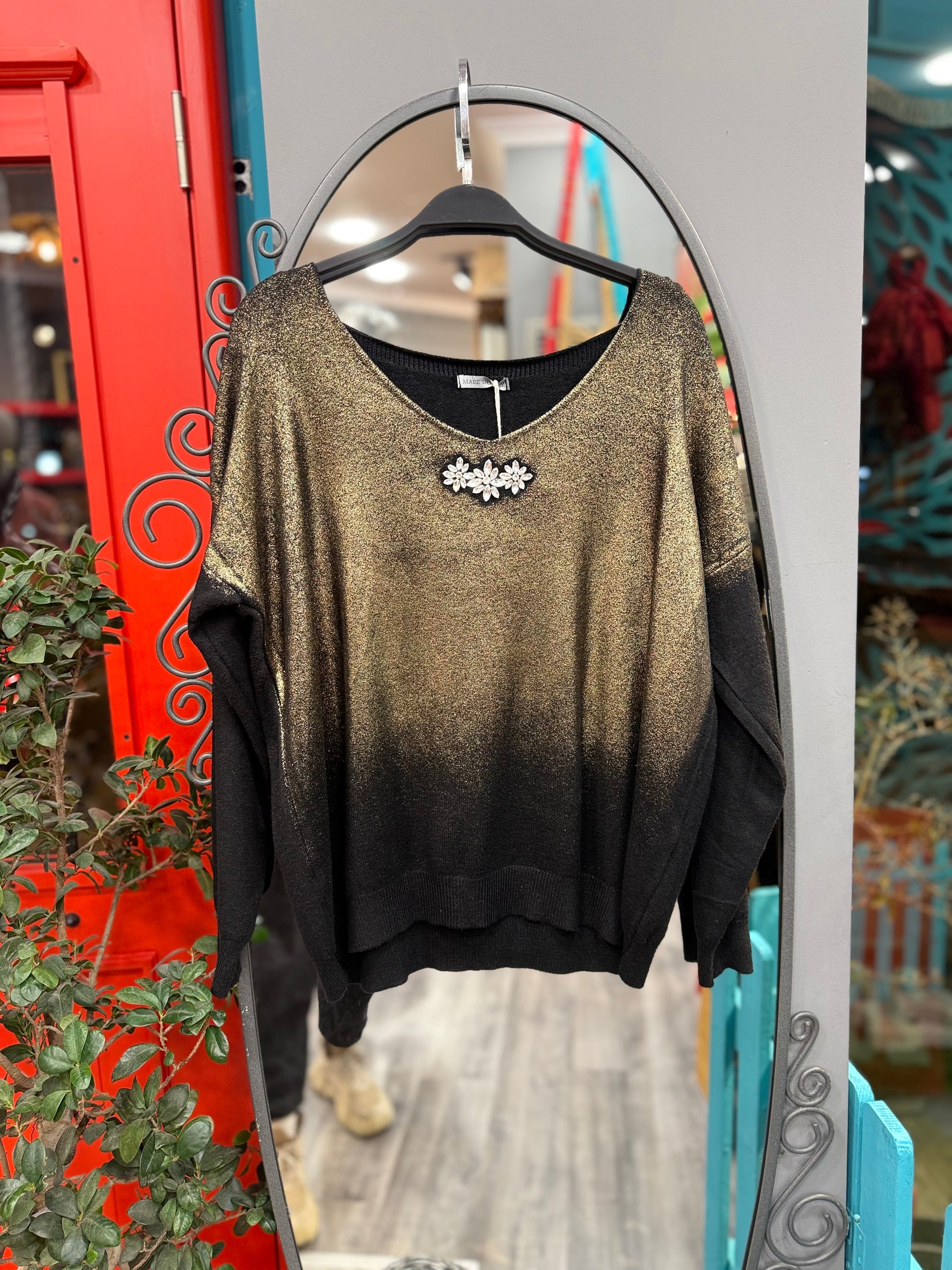 Broş İşlemeli Simli Tasarım V Yaka Kazak Giyim > Üst Giyim > Kazak & Hırka > Kazak butik bohem giyim – Yılday Gür Butik Üsküdar Emaar