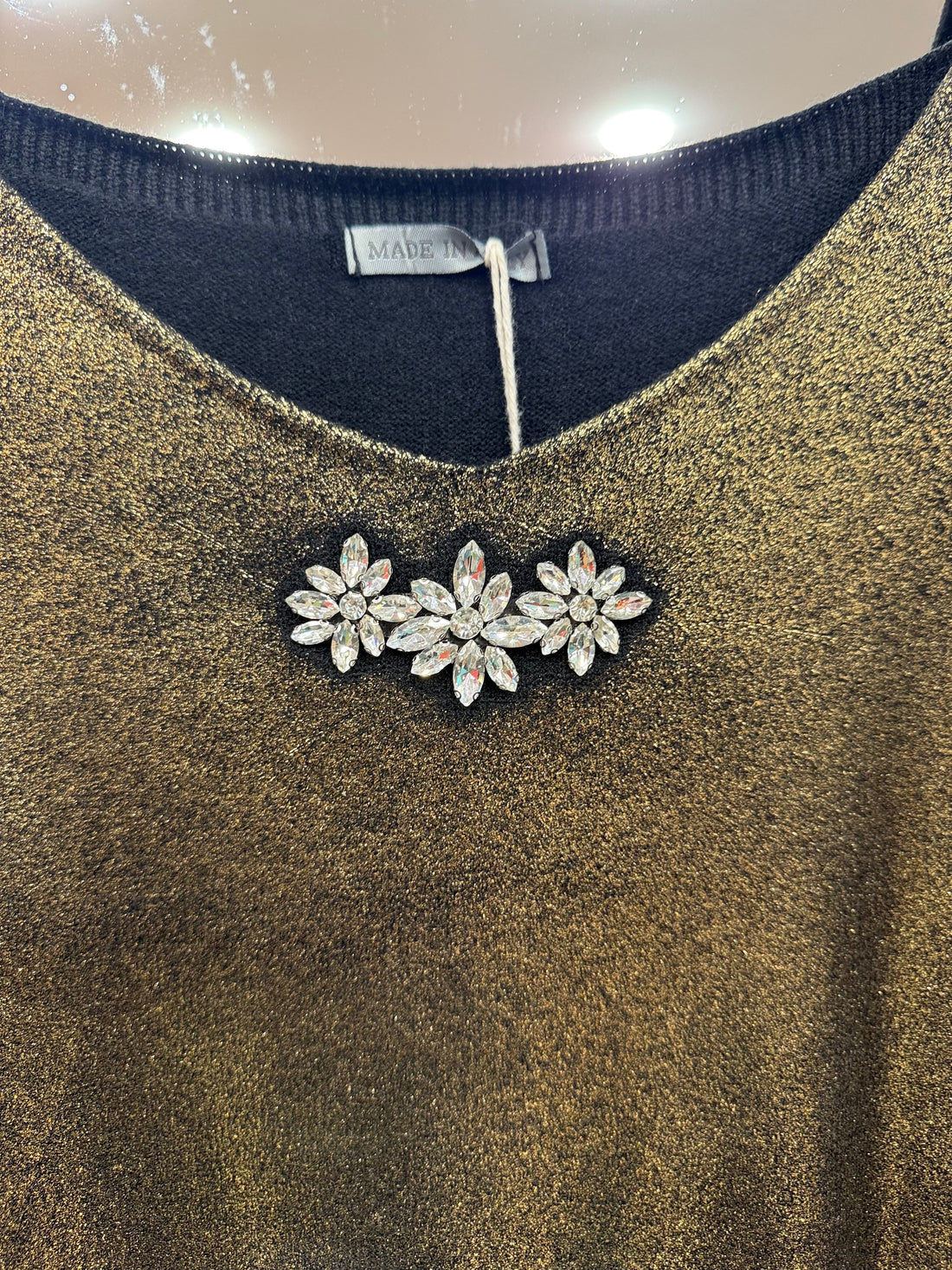 Broş İşlemeli Simli Tasarım V Yaka Kazak Giyim > Üst Giyim > Kazak & Hırka > Kazak butik bohem giyim – Yılday Gür Butik Üsküdar Emaar