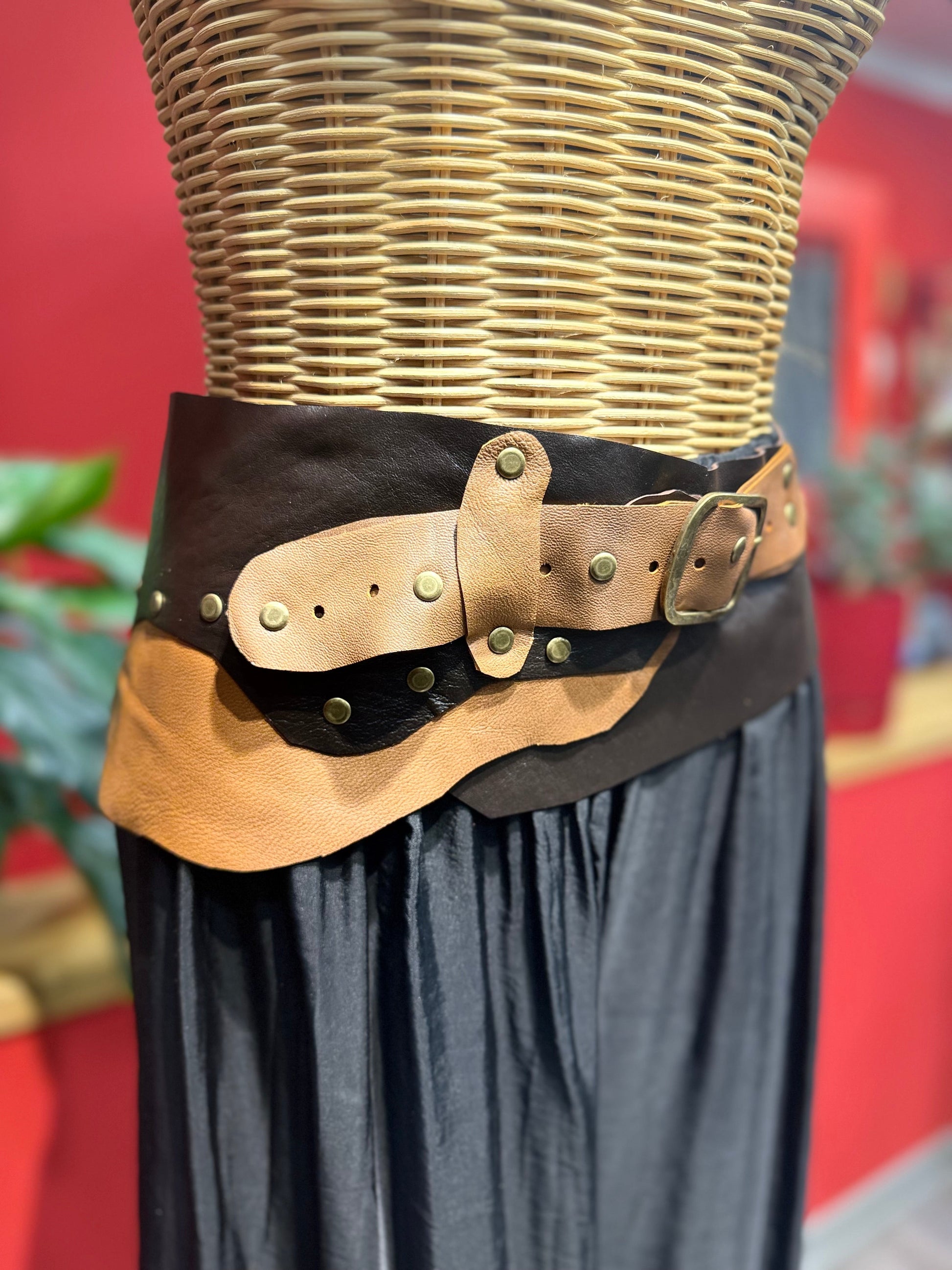 Brune Hakiki Deri El Yapımı Western Kemer – Karamel Kahve Aksesuar > Kemer butik bohem giyim – Yılday Gür Butik Üsküdar Emaar