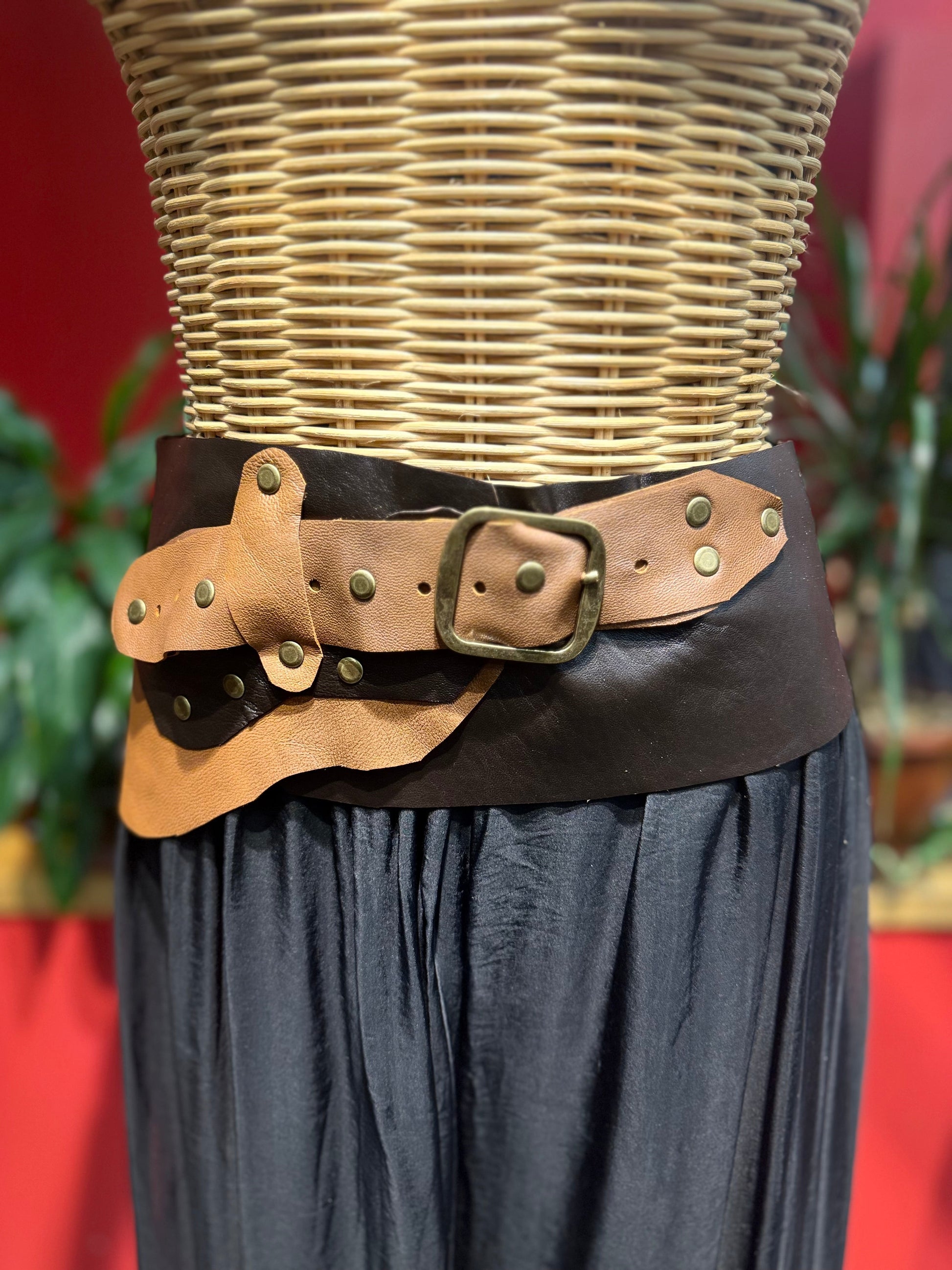 Brune Hakiki Deri El Yapımı Western Kemer – Karamel Kahve Aksesuar > Kemer butik bohem giyim – Yılday Gür Butik Üsküdar Emaar