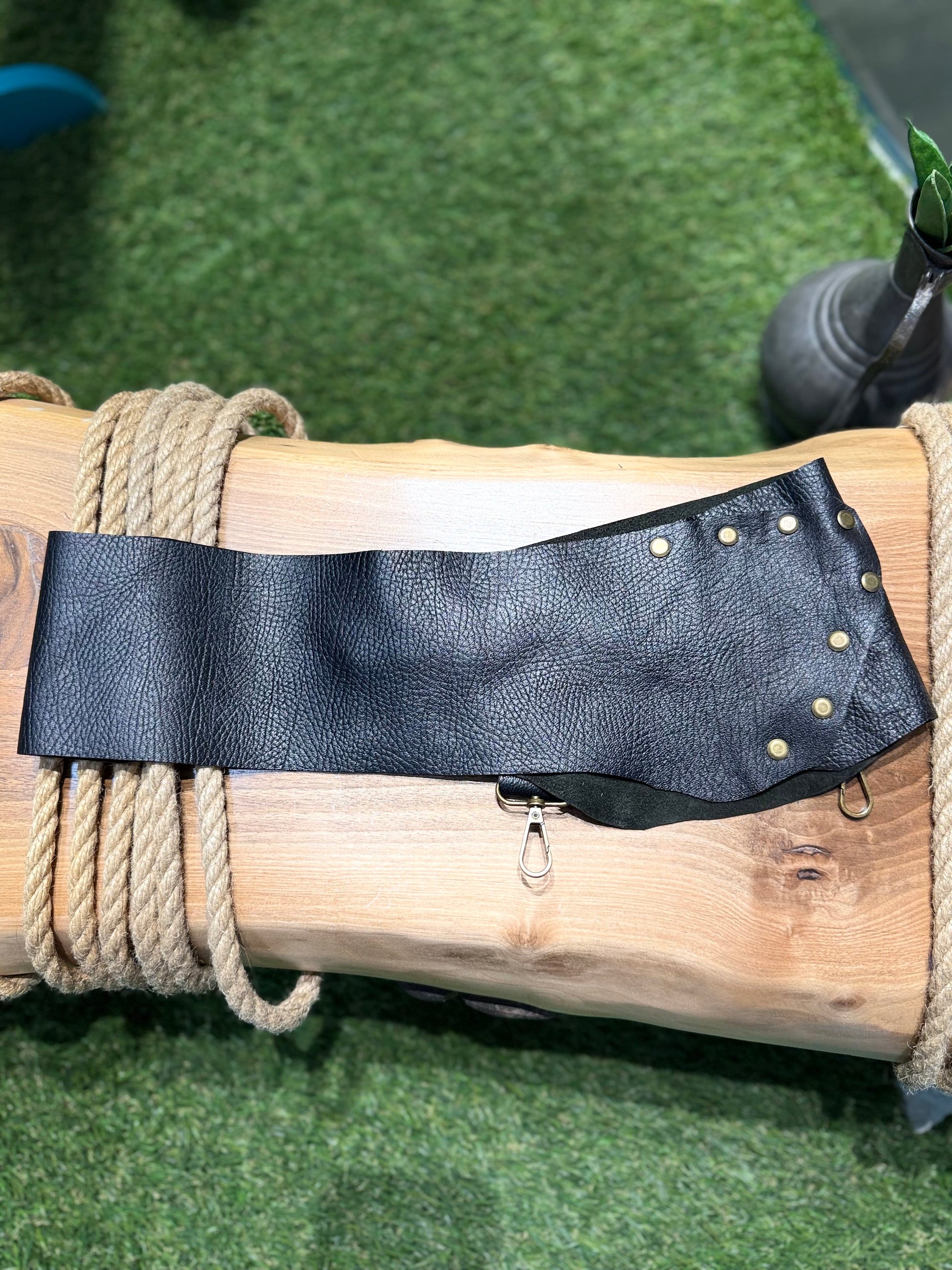 Calvin Deri Kemer - Çok Fonksiyonlu Kancalı Tasarım Kemer – Bohem Tarz Kadın Giyim Tasarım | Yılday Gür Butik