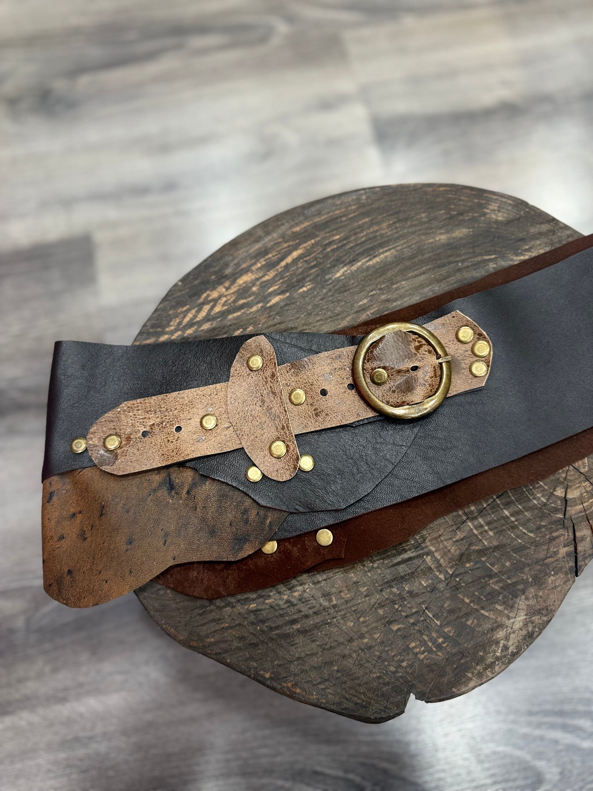 Canyon Road Çift Renk Hakiki Deri El Yapımı Kemer – Siyah & Taba Aksesuar > Kemer butik bohem giyim – Yılday Gür Butik Üsküdar Emaar