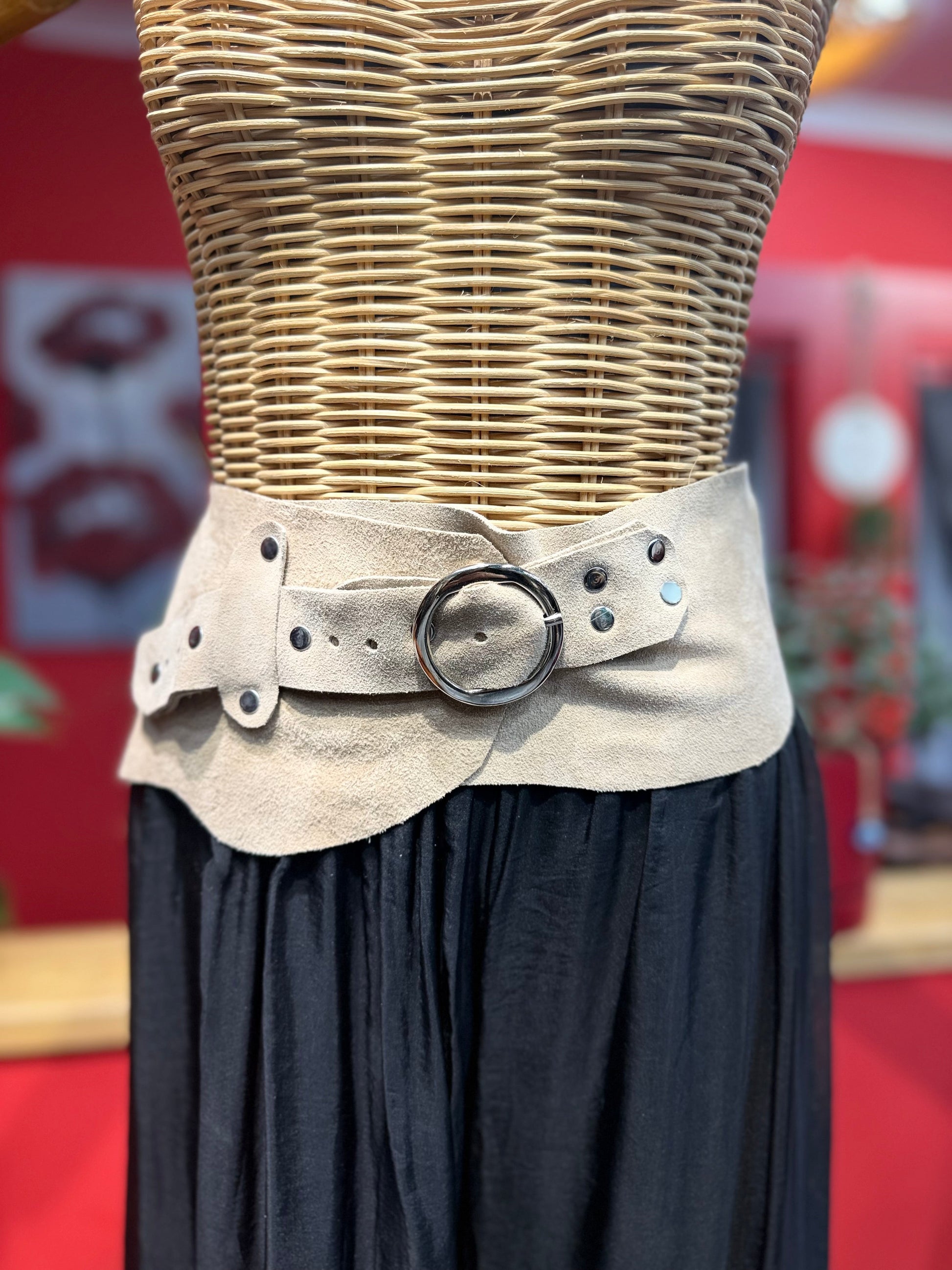 Chestnut Hakiki Deri El Yapımı Bohem Kemer – Natural Sand Aksesuar > Kemer butik bohem giyim – Yılday Gür Butik Üsküdar Emaar