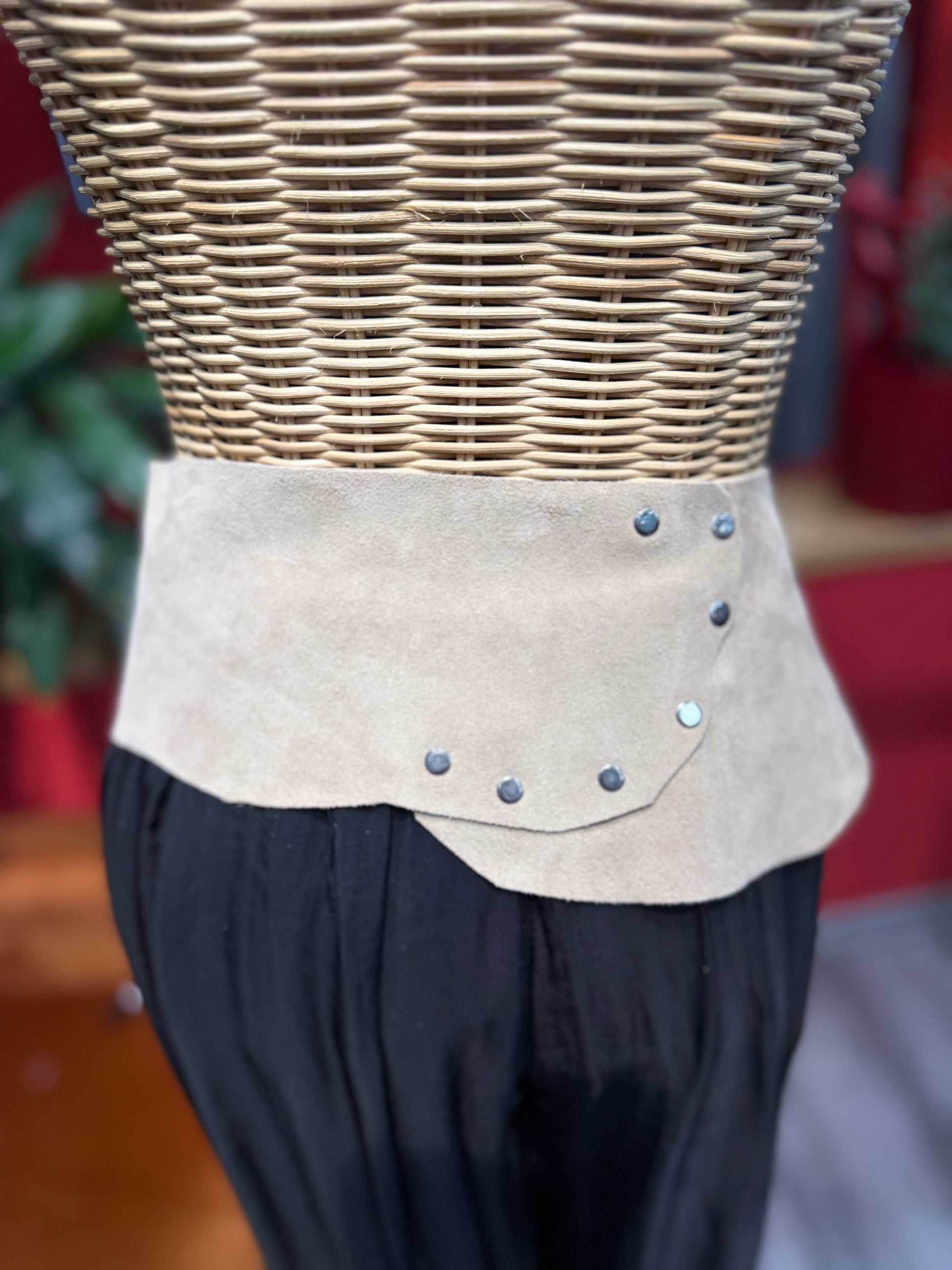 Chestnut Hakiki Deri El Yapımı Bohem Kemer – Natural Sand Aksesuar > Kemer butik bohem giyim – Yılday Gür Butik Üsküdar Emaar