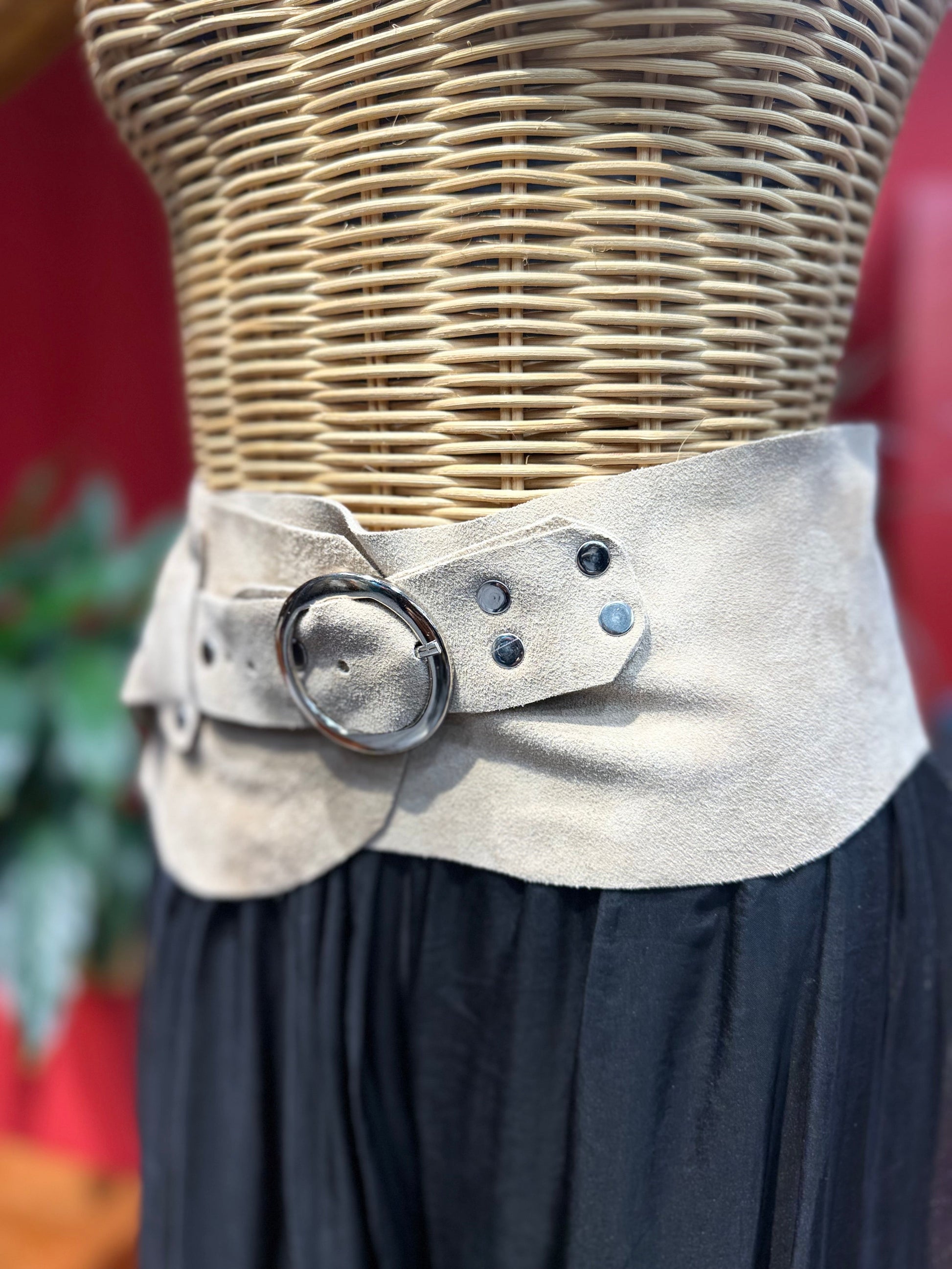 Chestnut Hakiki Deri El Yapımı Bohem Kemer – Natural Sand Aksesuar > Kemer butik bohem giyim – Yılday Gür Butik Üsküdar Emaar