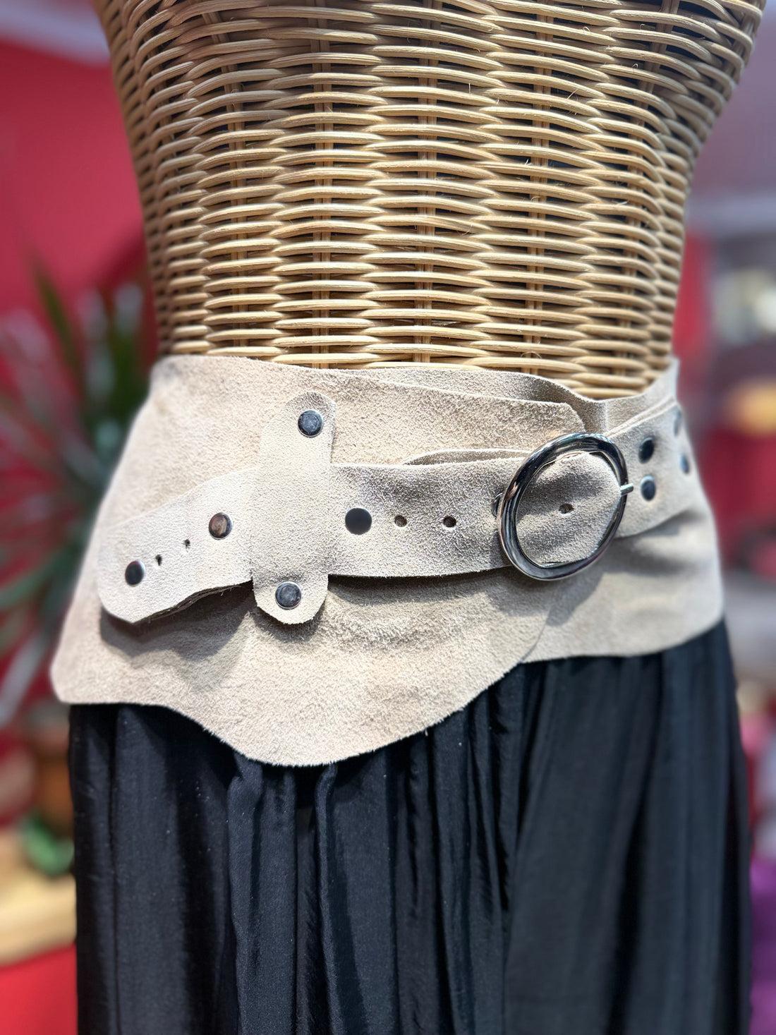 Chestnut Hakiki Deri El Yapımı Bohem Kemer – Natural Sand Aksesuar > Kemer butik bohem giyim – Yılday Gür Butik Üsküdar Emaar