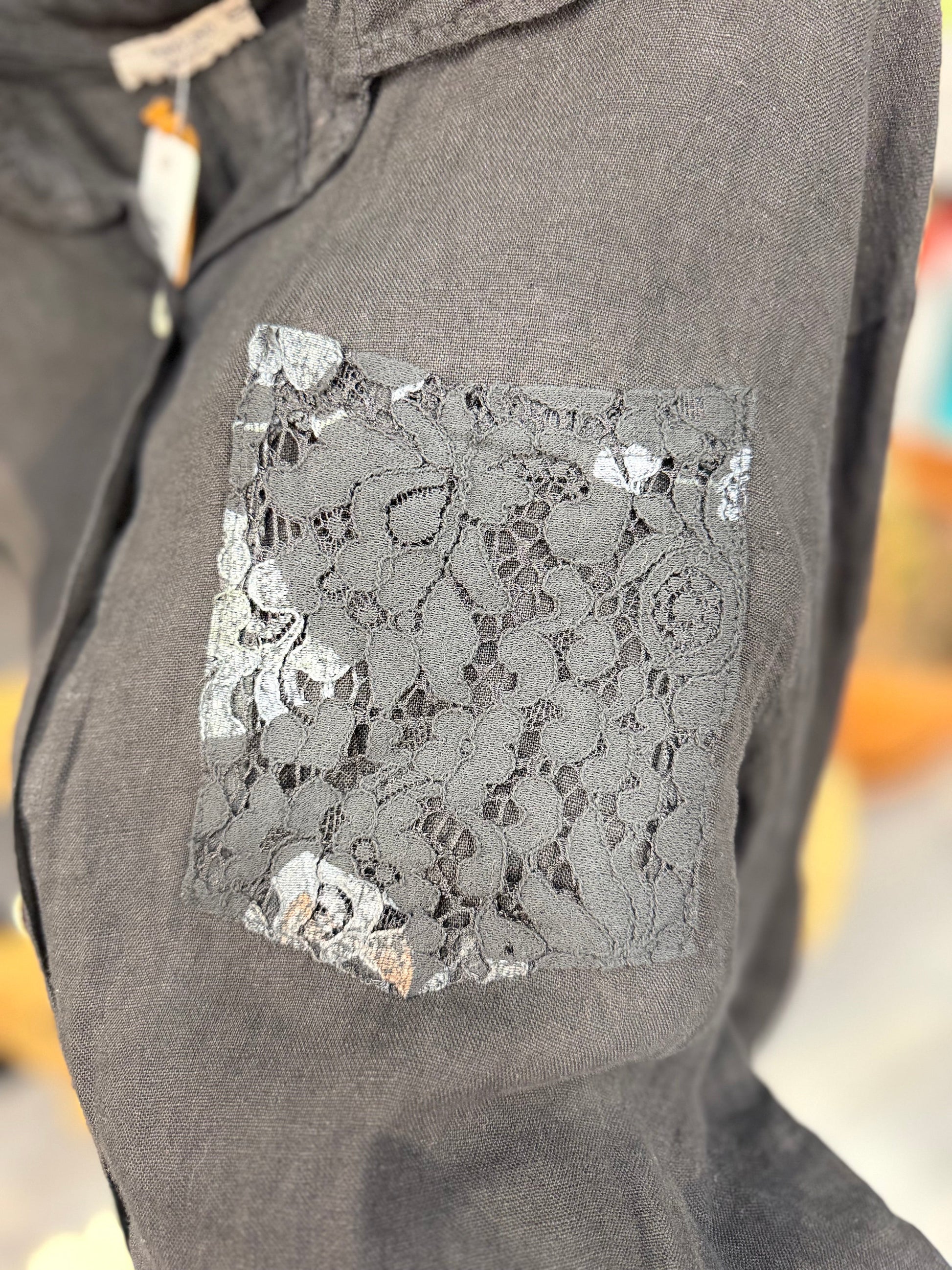 Çiçek Desenli İşlemeli Keten Gömlek - Siyah Dokulu Klasik Kesim Üst – Bohem Tarz Kadın Giyim Tasarım | Yılday Gür Butik