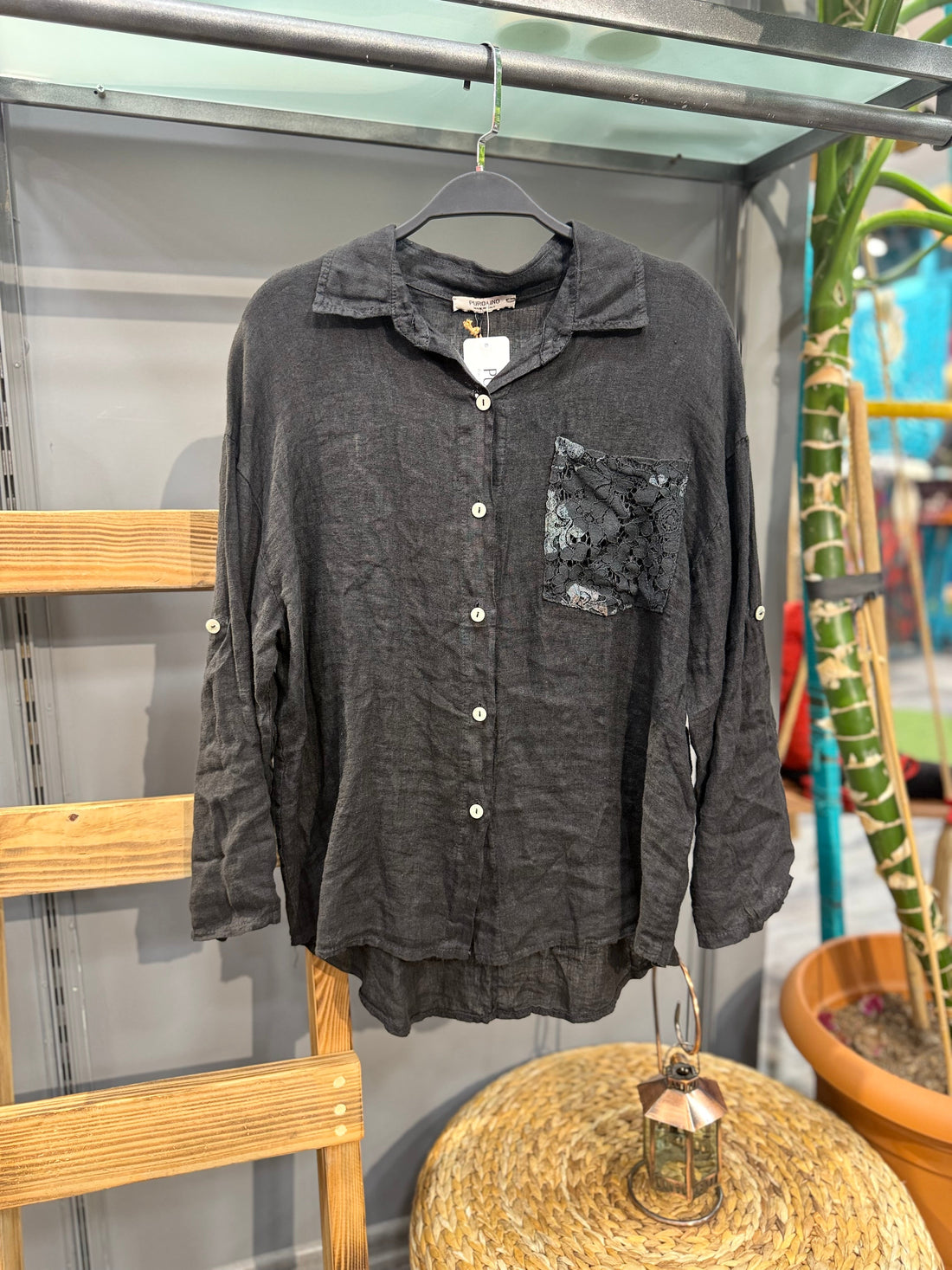 Çiçek Desenli İşlemeli Keten Gömlek - Siyah Dokulu Klasik Kesim Üst Giyim > Üst Giyim > Gömlek butik bohem giyim – Yılday Gür Butik Üsküdar Emaar