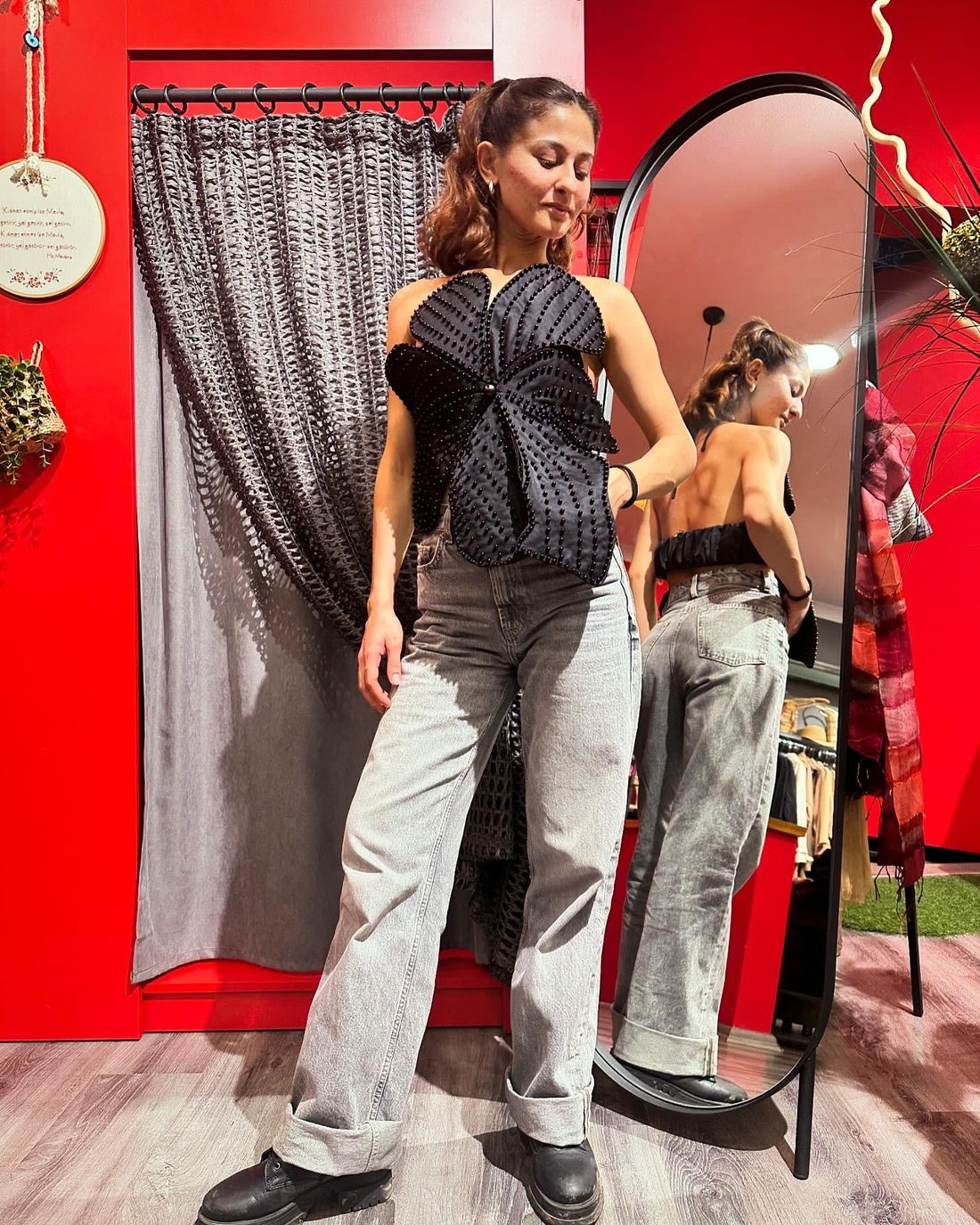 Çiçek Silüetli El Yapımı Crop Top - Boncuk İşlemeli Siyah Tasarım Büstiyer Giyim > Bluzlar butik bohem giyim – Yılday Gür Butik Üsküdar Emaar