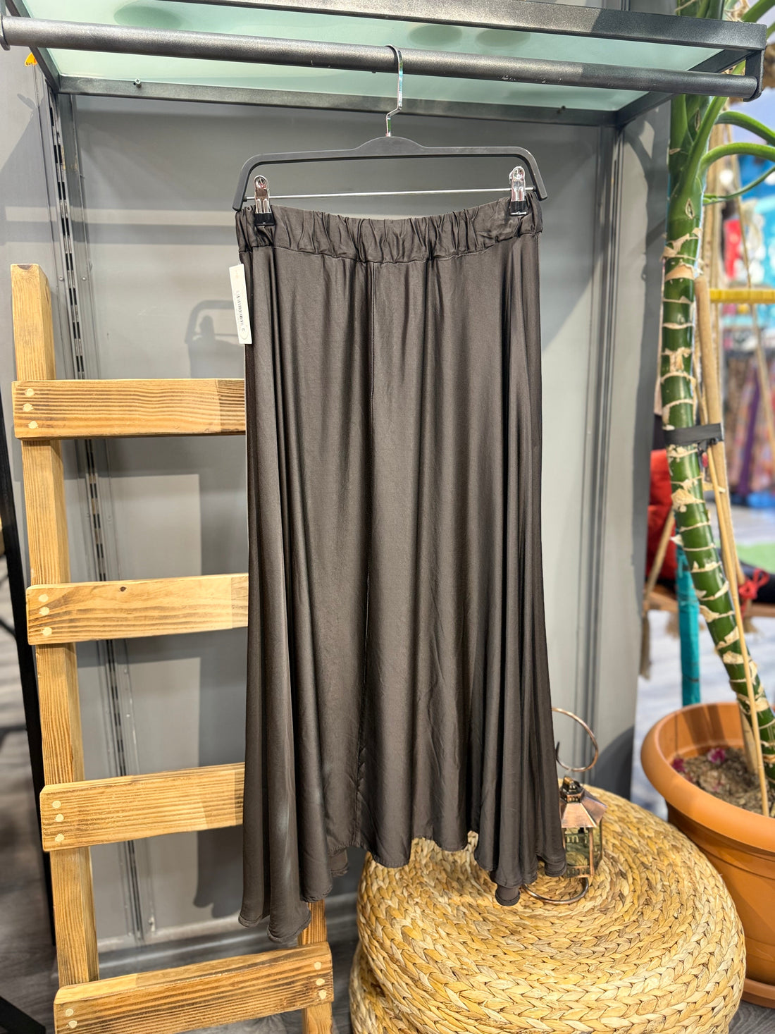 Cloche Saten İpek Etek - Acı Kahve Akışkan Tasarım Etek butik bohem giyim – Yılday Gür Butik Üsküdar Emaar