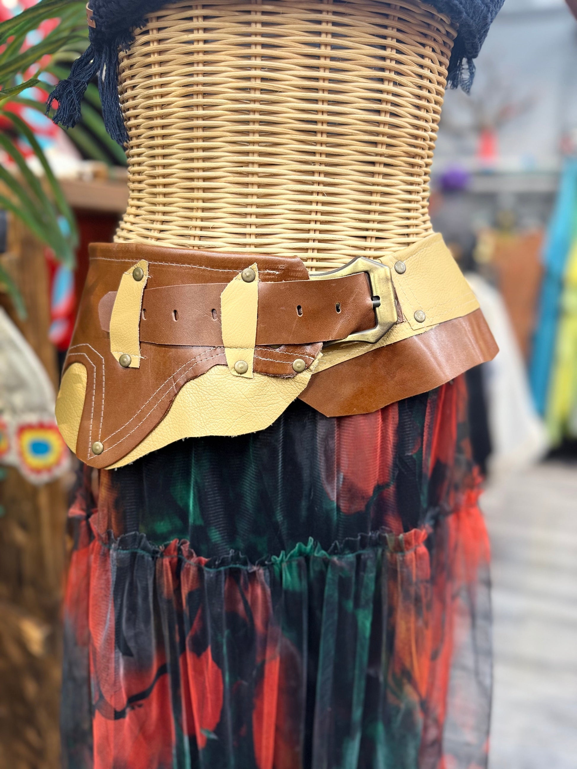 Cordelia Deri Kemer | Taba & Krem El Yapımı Bohem Bel Kemer Aksesuar > Kemer butik bohem giyim – Yılday Gür Butik Üsküdar Emaar