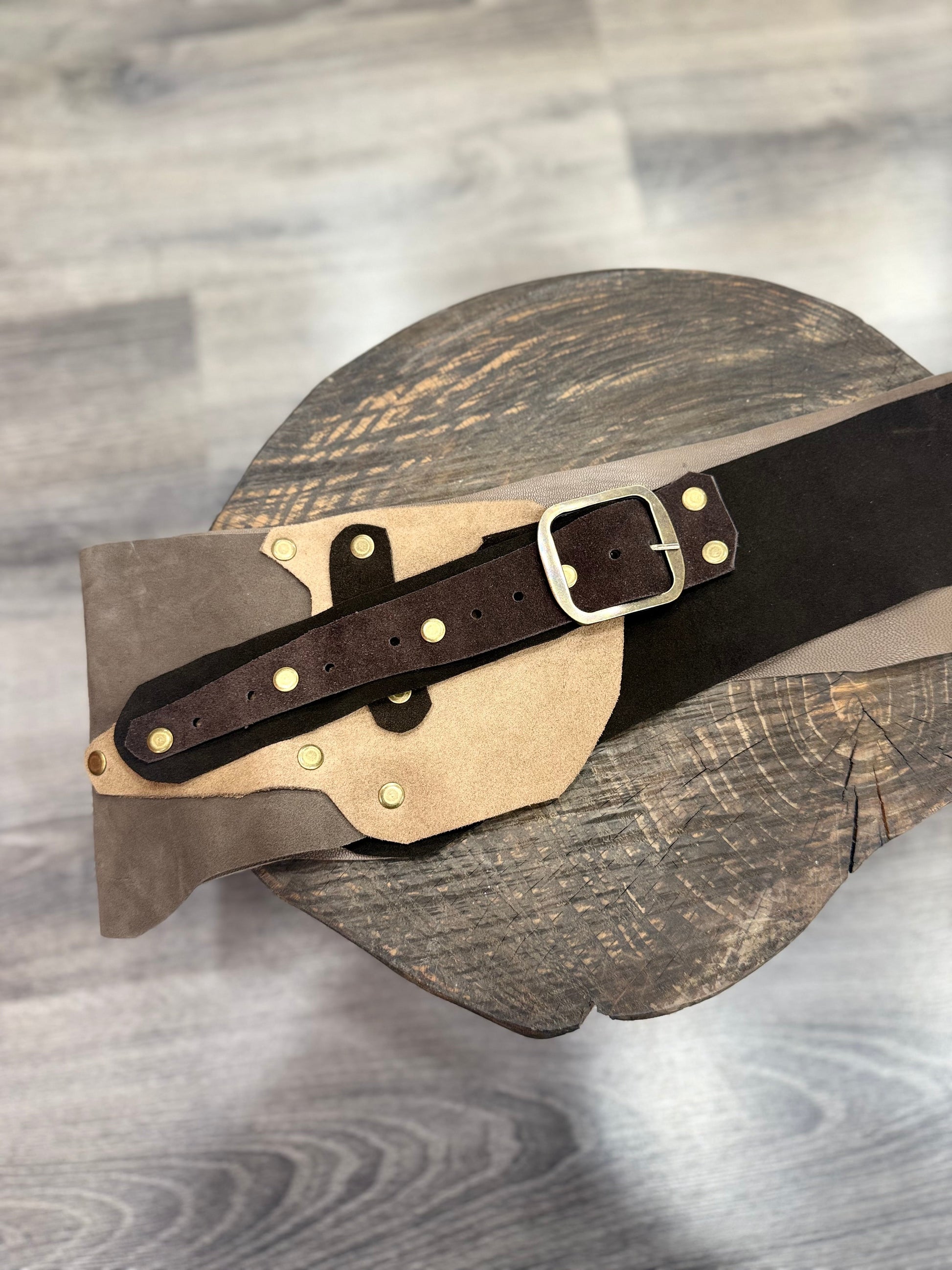 Dakota Nubuk Hakiki Deri El Yapımı Kemer – Premium Tasarım Aksesuar > Kemer butik bohem giyim – Yılday Gür Butik Üsküdar Emaar