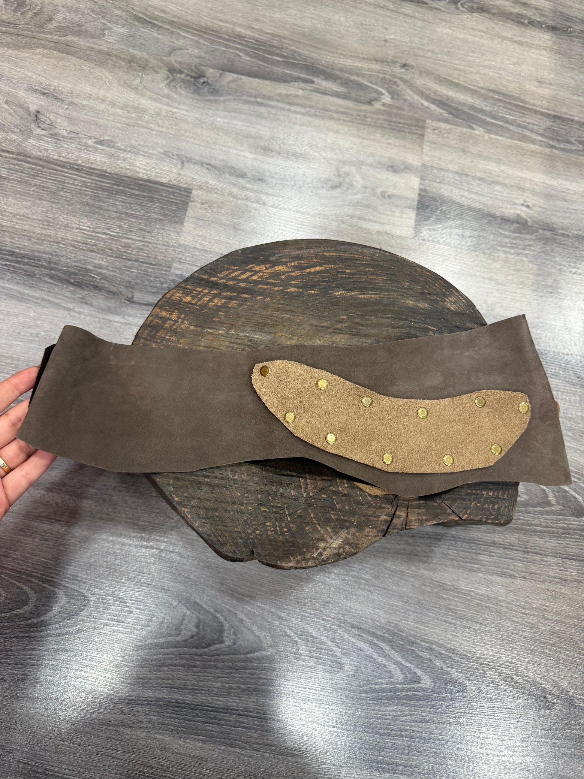 Dakota Nubuk Hakiki Deri El Yapımı Kemer – Premium Tasarım Aksesuar > Kemer butik bohem giyim – Yılday Gür Butik Üsküdar Emaar