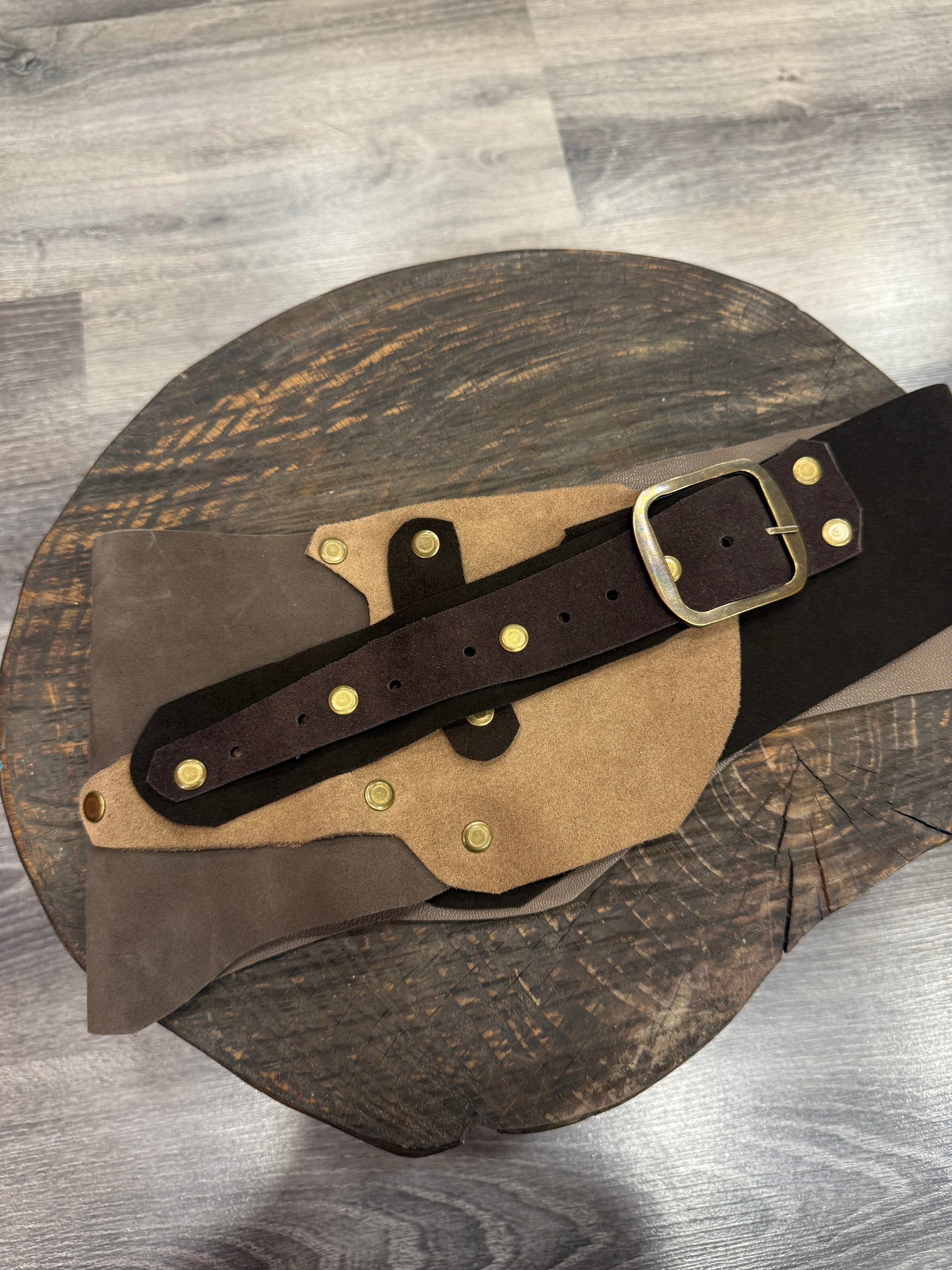 Dakota Nubuk Hakiki Deri El Yapımı Kemer – Premium Tasarım Aksesuar > Kemer butik bohem giyim – Yılday Gür Butik Üsküdar Emaar