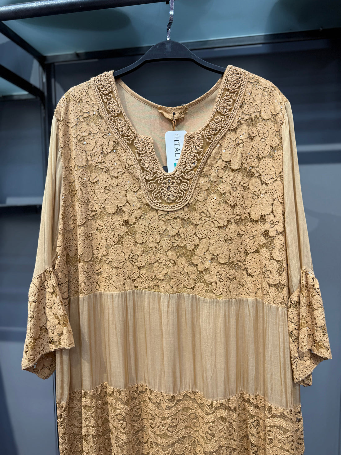 Dantel Detaylı Vizon V Yaka Tasarım İtalyan İpek Elbise Giyim > Elbise butik bohem giyim – Yılday Gür Butik Üsküdar Emaar