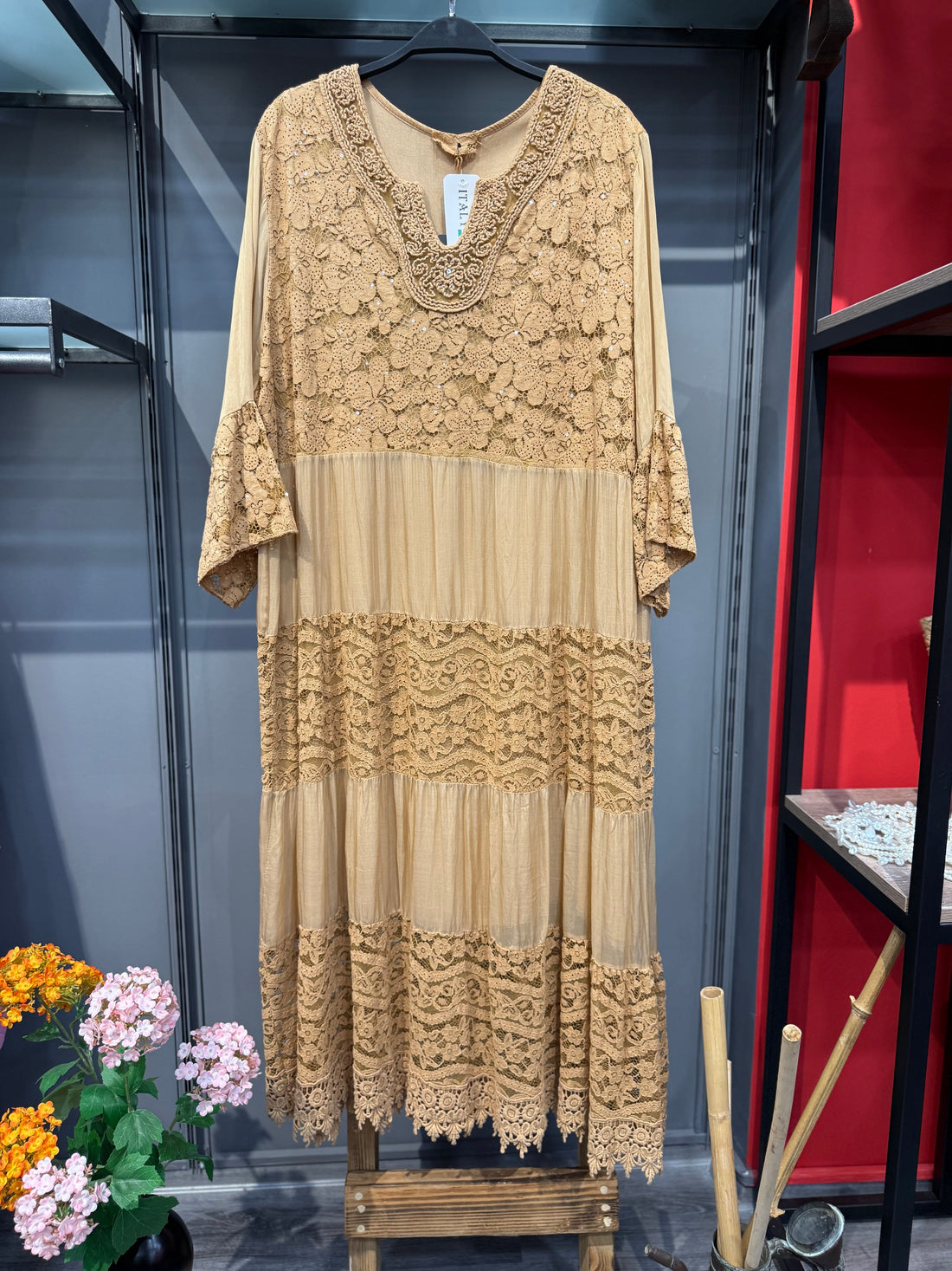 Dantel Detaylı Vizon V Yaka Tasarım İtalyan İpek Elbise Giyim > Elbise butik bohem giyim – Yılday Gür Butik Üsküdar Emaar