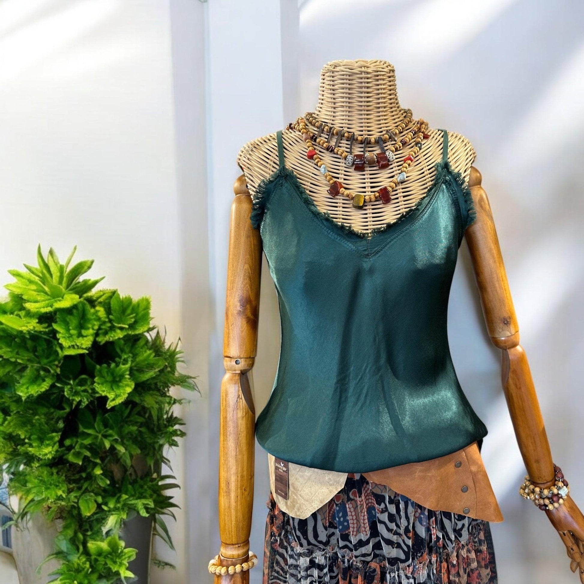 Dantel Detaylı Zümrüt Yeşili Askılı Bluz butik bohem giyim – Yılday Gür Butik Üsküdar Emaar