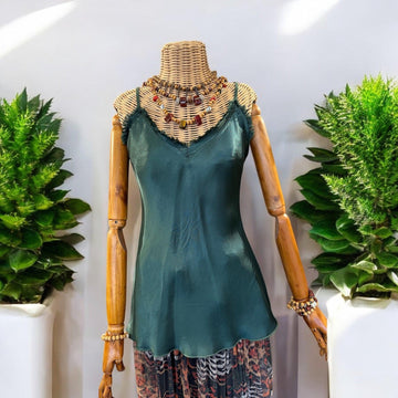 Dantel Detaylı Zümrüt Yeşili Askılı Bluz butik bohem giyim – Yılday Gür Butik Üsküdar Emaar
