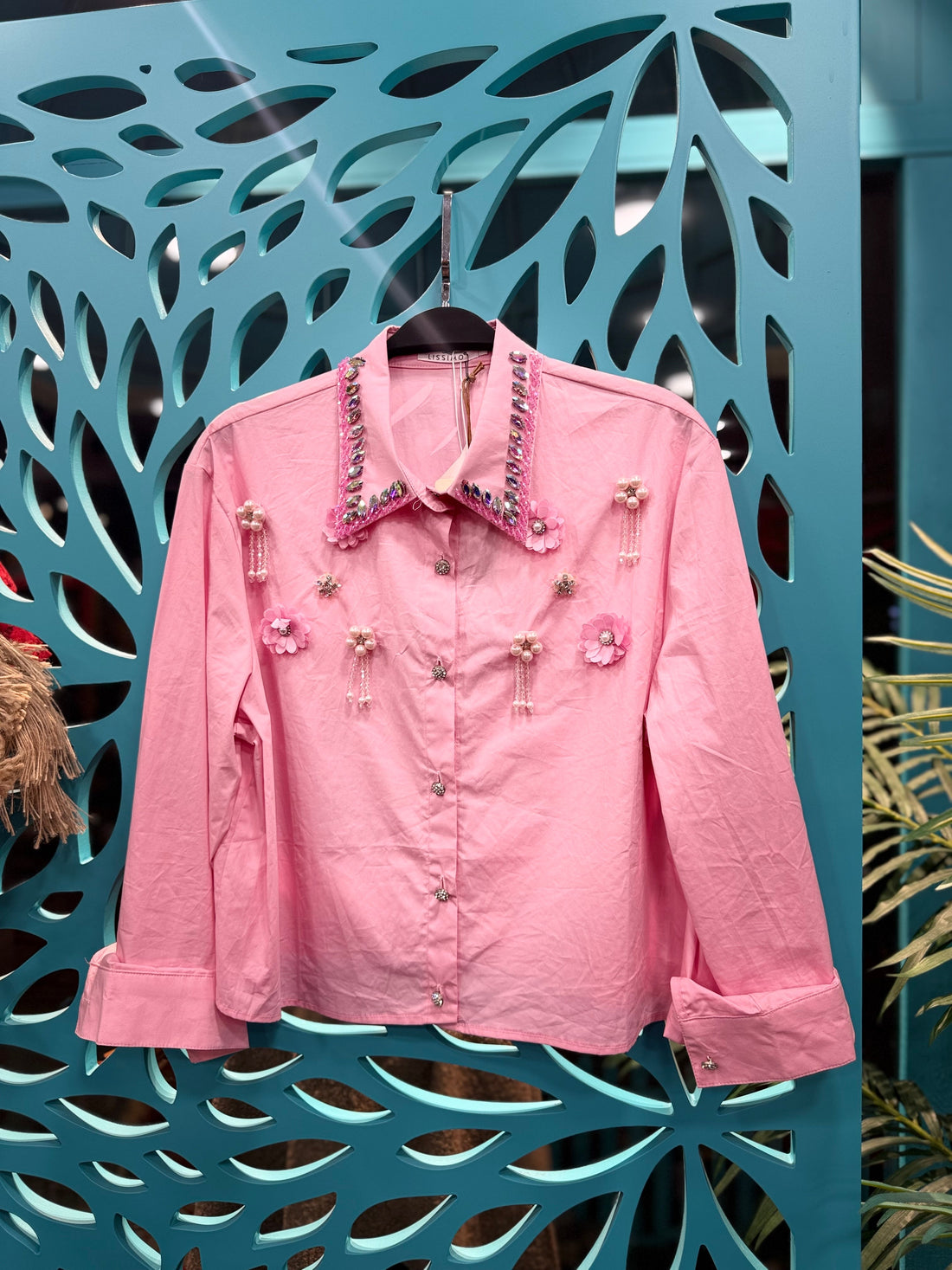 El İşlemeli Taşlı Pembe Gömlek - Üç Boyutlu Çiçek Detaylı Tasarım Giyim > Üst Giyim > Gömlek butik bohem giyim – Yılday Gür Butik Üsküdar Emaar