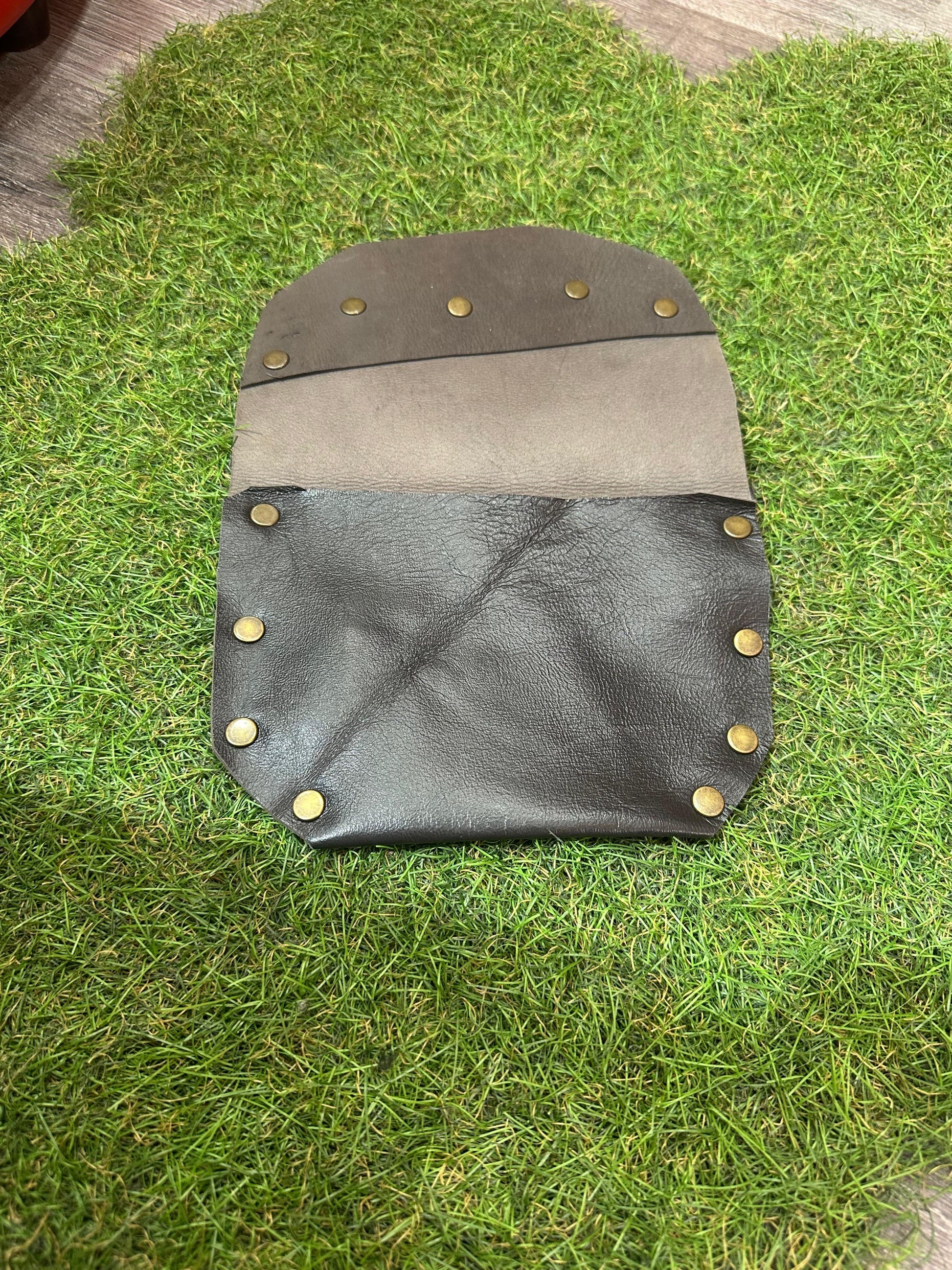 El Yapımı Hakiki Deri Kemer Cebi - Kahverengi Bohem Bel Aksesuarı Aksesuar > Kemer butik bohem giyim – Yılday Gür Butik Üsküdar Emaar