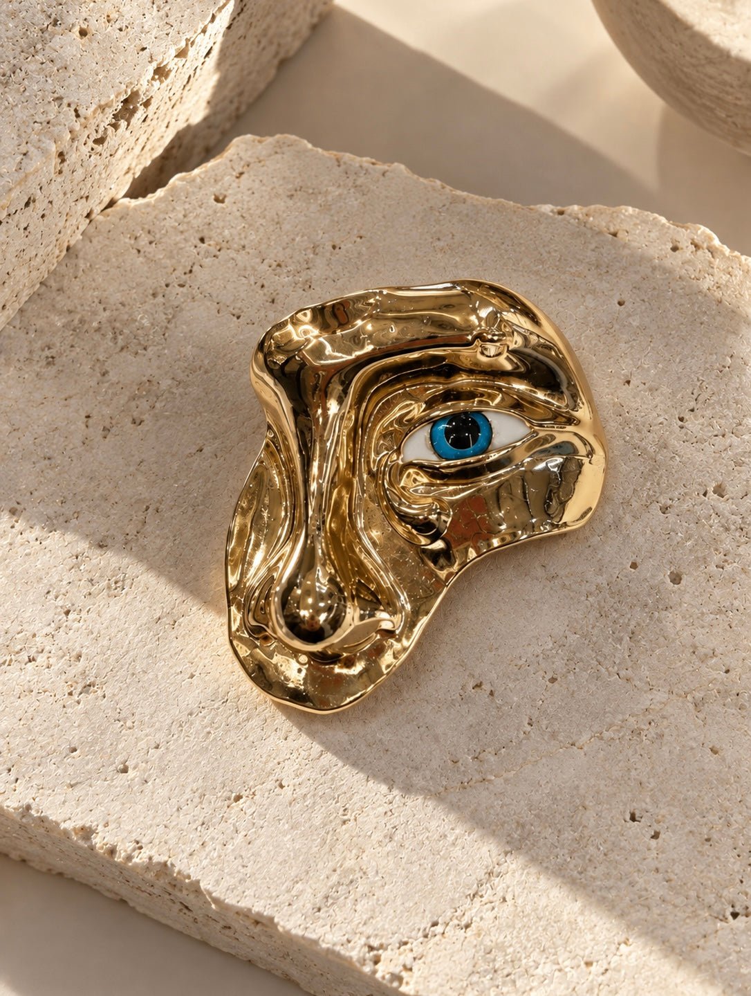 Evil Eye Nazar Broş — Altın Sarısı Dokulu Sanatsal Yüz & Göz Figürlü İğneli Broş – Bohem Tarz Kadın Giyim Tasarım | Yılday Gür Butik