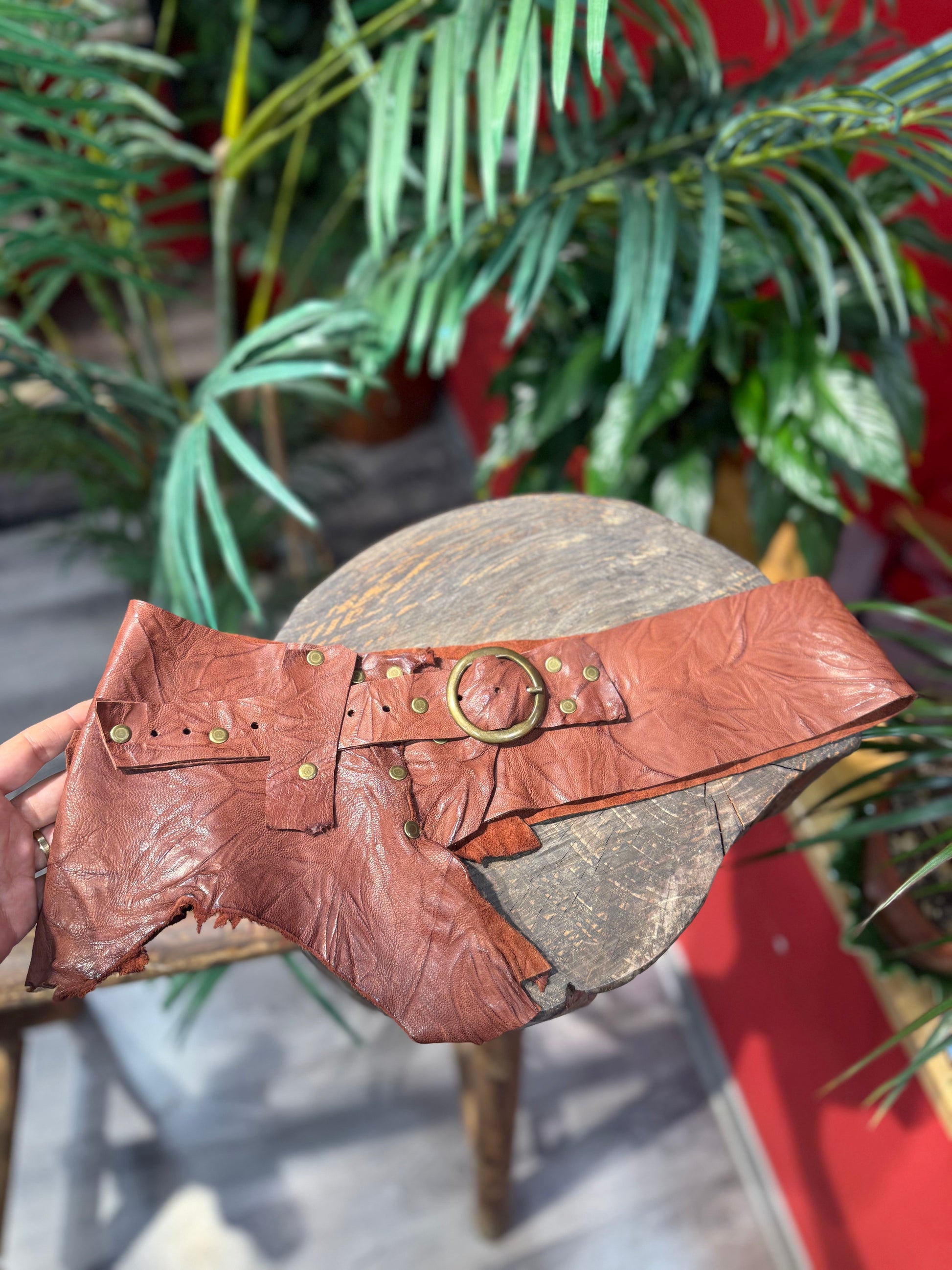 Garnet Özel Tasarım Hakiki Deri El Yapımı Kemer – Koleksiyonluk Model Aksesuar > Kemer butik bohem giyim – Yılday Gür Butik Üsküdar Emaar