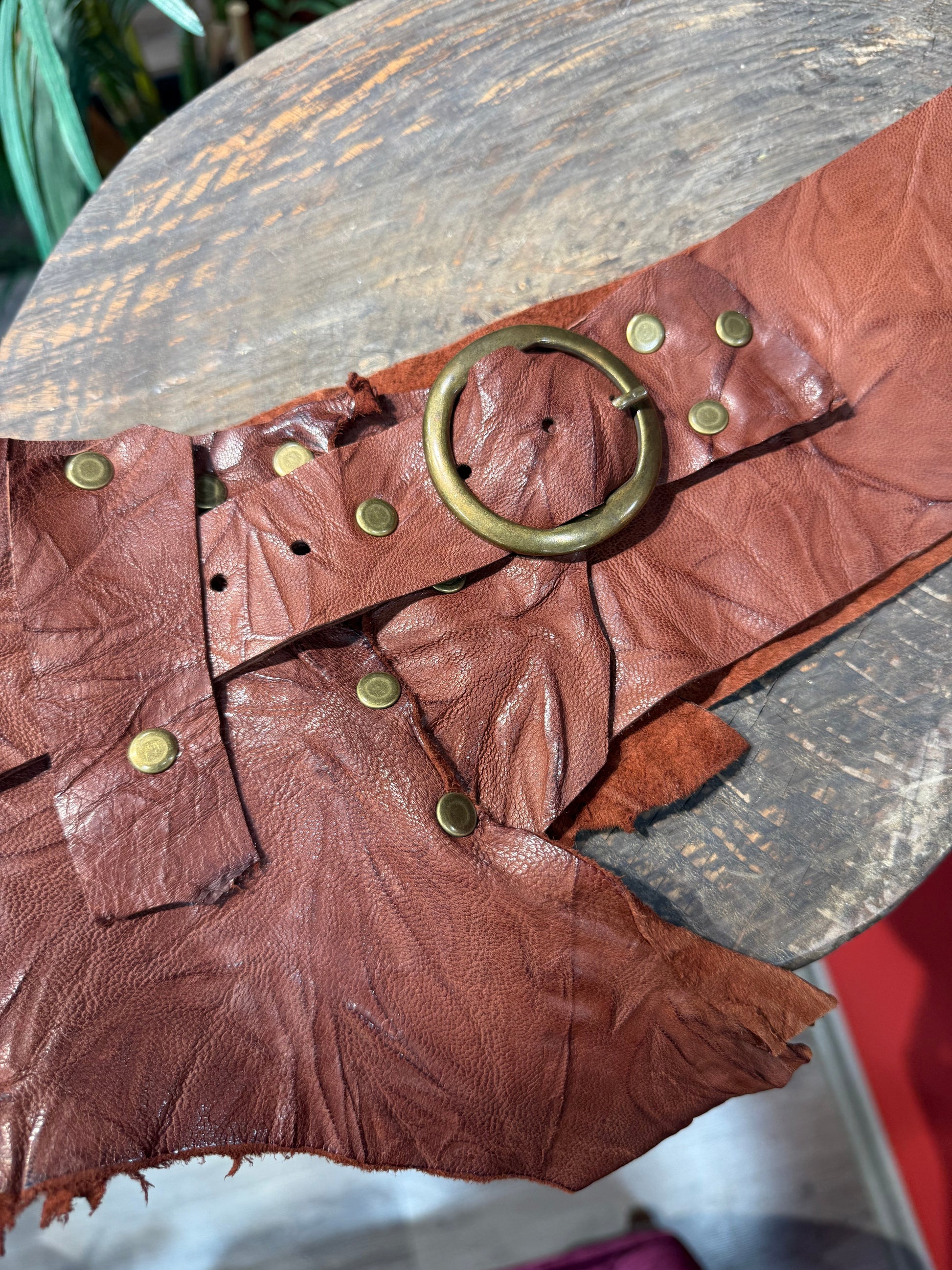 Garnet Özel Tasarım Hakiki Deri El Yapımı Kemer – Koleksiyonluk Model Aksesuar > Kemer butik bohem giyim – Yılday Gür Butik Üsküdar Emaar