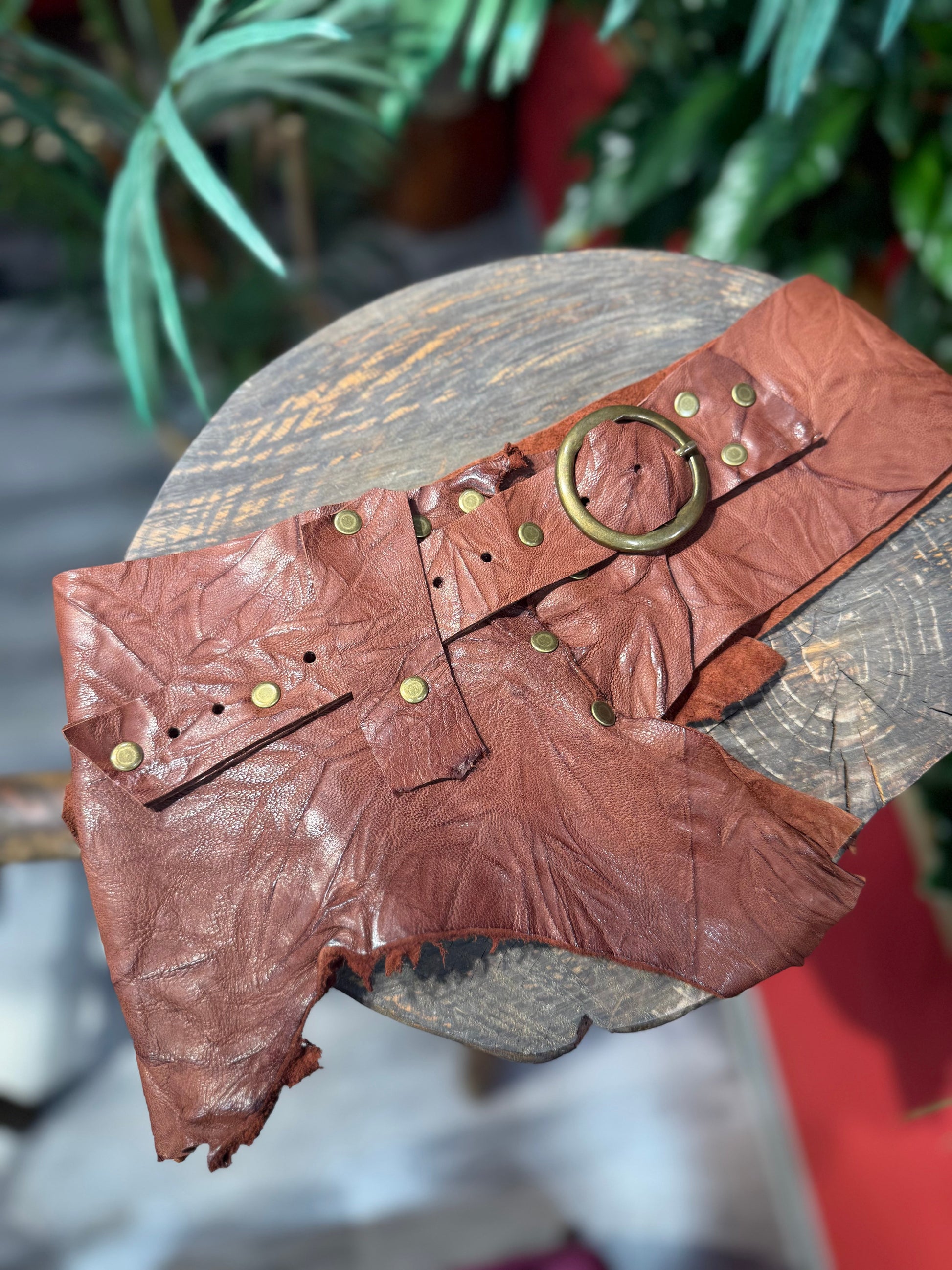 Garnet Özel Tasarım Hakiki Deri El Yapımı Kemer – Koleksiyonluk Model Aksesuar > Kemer butik bohem giyim – Yılday Gür Butik Üsküdar Emaar