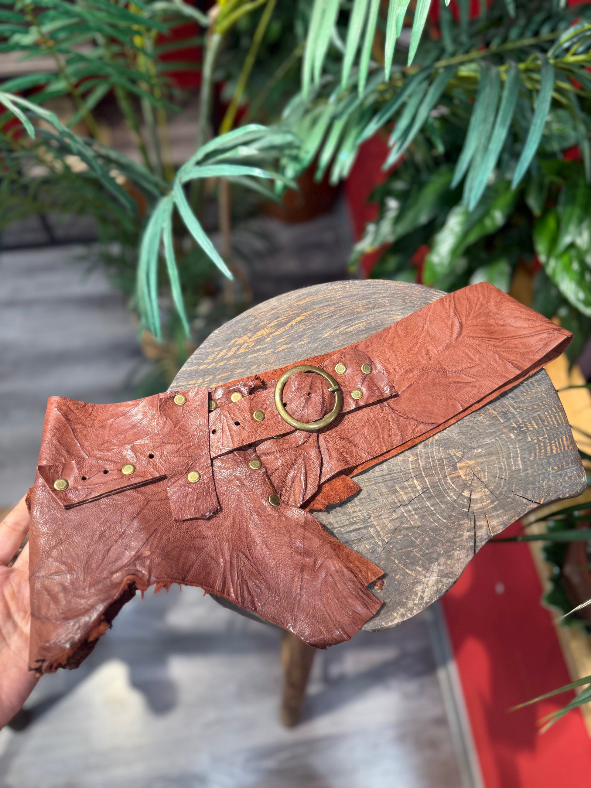 Garnet Özel Tasarım Hakiki Deri El Yapımı Kemer – Koleksiyonluk Model Aksesuar > Kemer butik bohem giyim – Yılday Gür Butik Üsküdar Emaar