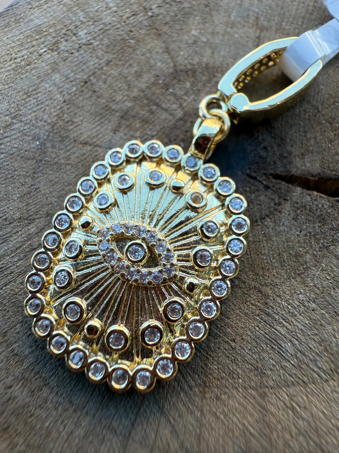 Göz Detaylı Oval Çelik Charm – Şık ve Modern Takı Aksesuarı Aksesuarlar butik bohem giyim – Yılday Gür Butik Üsküdar Emaar